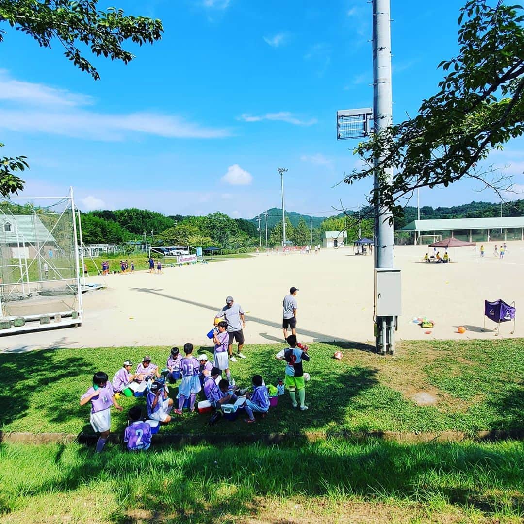 竹内弘一さんのインスタグラム写真 - (竹内弘一Instagram)「こども夏休みラスト。三日連続試合最終日。 私は送迎車両の運転手(笑) 朝は霧のおかげで涼しいぐらいです。 日影は最高！ずーっとこどもたち見てます👀👀 #少年サッカー #夏休み #次男」8月23日 9時16分 - takeuchi_koichi