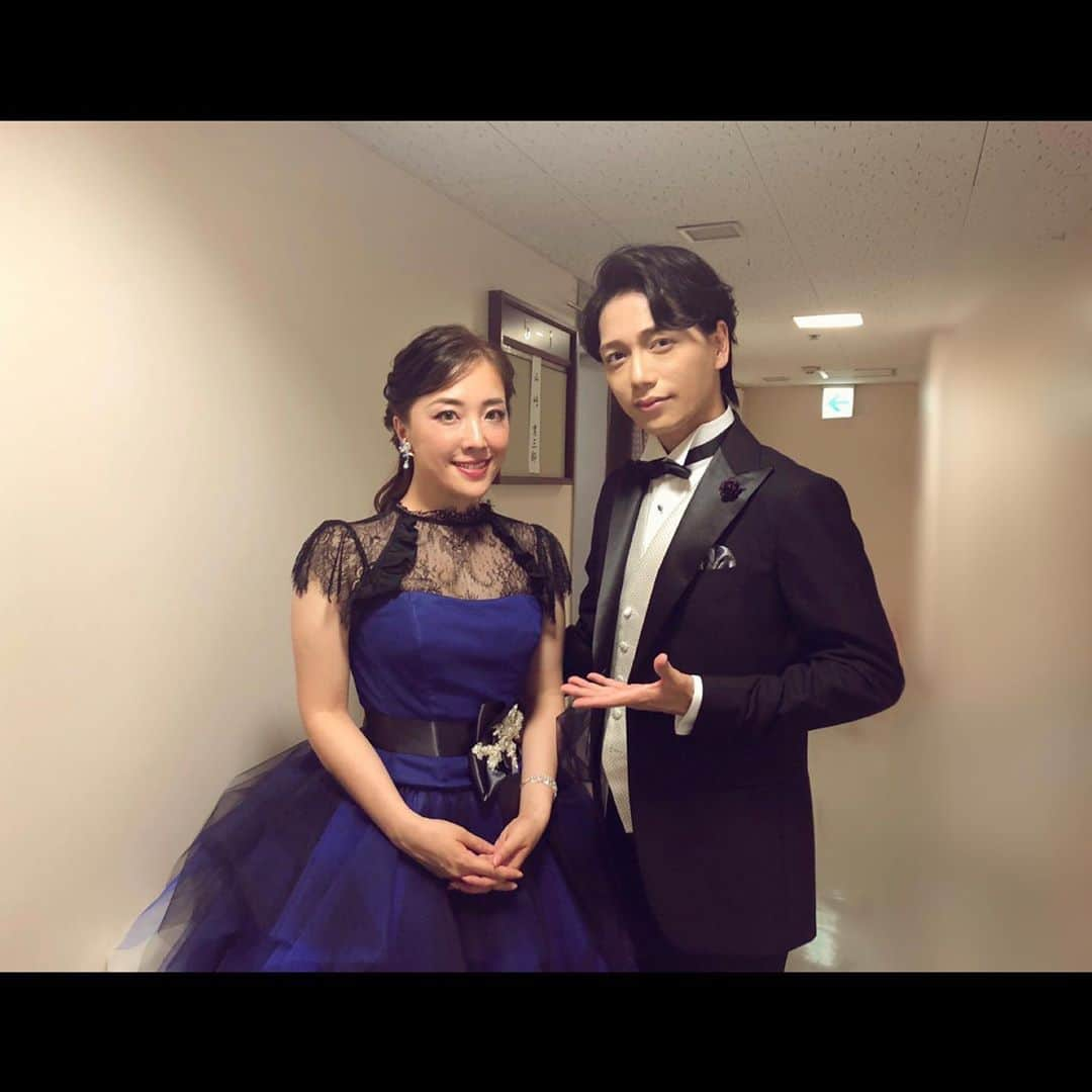 山崎育三郎さんのインスタグラム写真 - (山崎育三郎Instagram)「. 平原のあーや、歌は勿論圧倒的ですが、あーやワールドがトークで炸裂していました。  いつも楽しくて最高でした！  そして、支えてくれたアンサンブルのみんなありがとうございました。  全員と撮りたかったー  さぁ、今日は朝から多喜川さん。  昼には24時間テレビで歌うから見てね。  #帝劇コン #24時間テレビ43 #わたどう」8月23日 9時25分 - ikusaburo_yamazaki