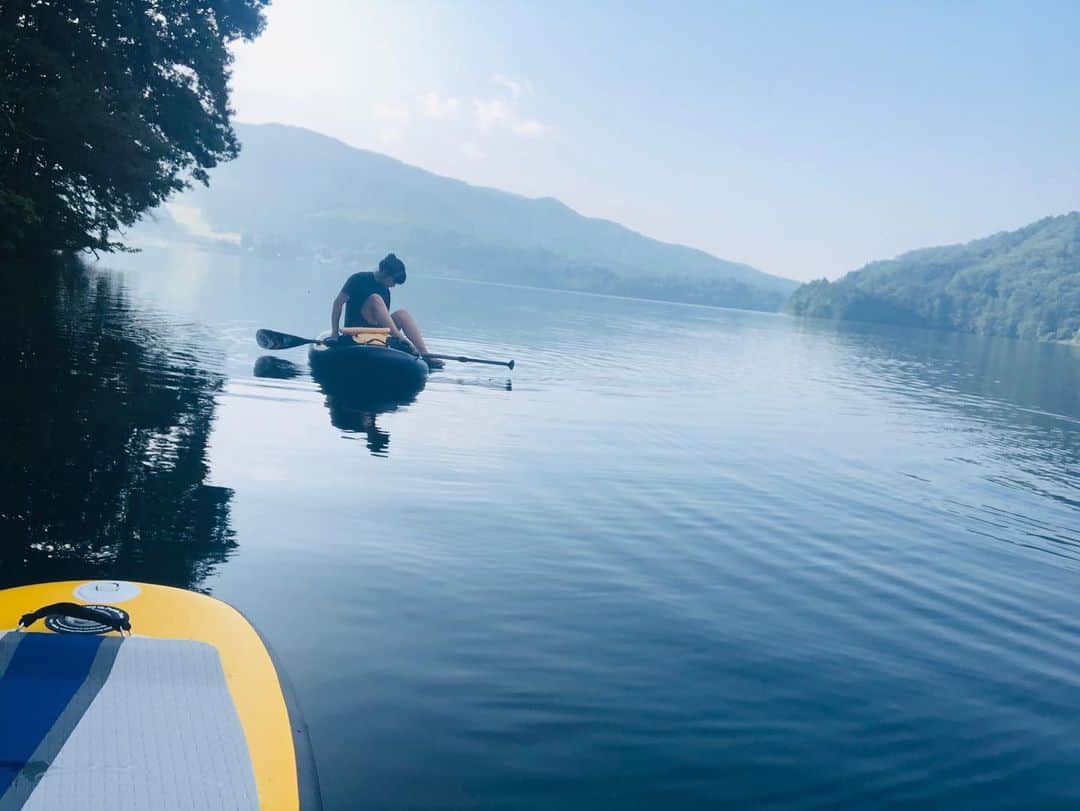 岩本憧子のインスタグラム：「. 朝イチSUP☀️ . 最高に気持ちよかった🥰 . . 📷:あいこさん . #sup #standuppaddle  #青木湖 #houdini #houdinisportswear  #湖」