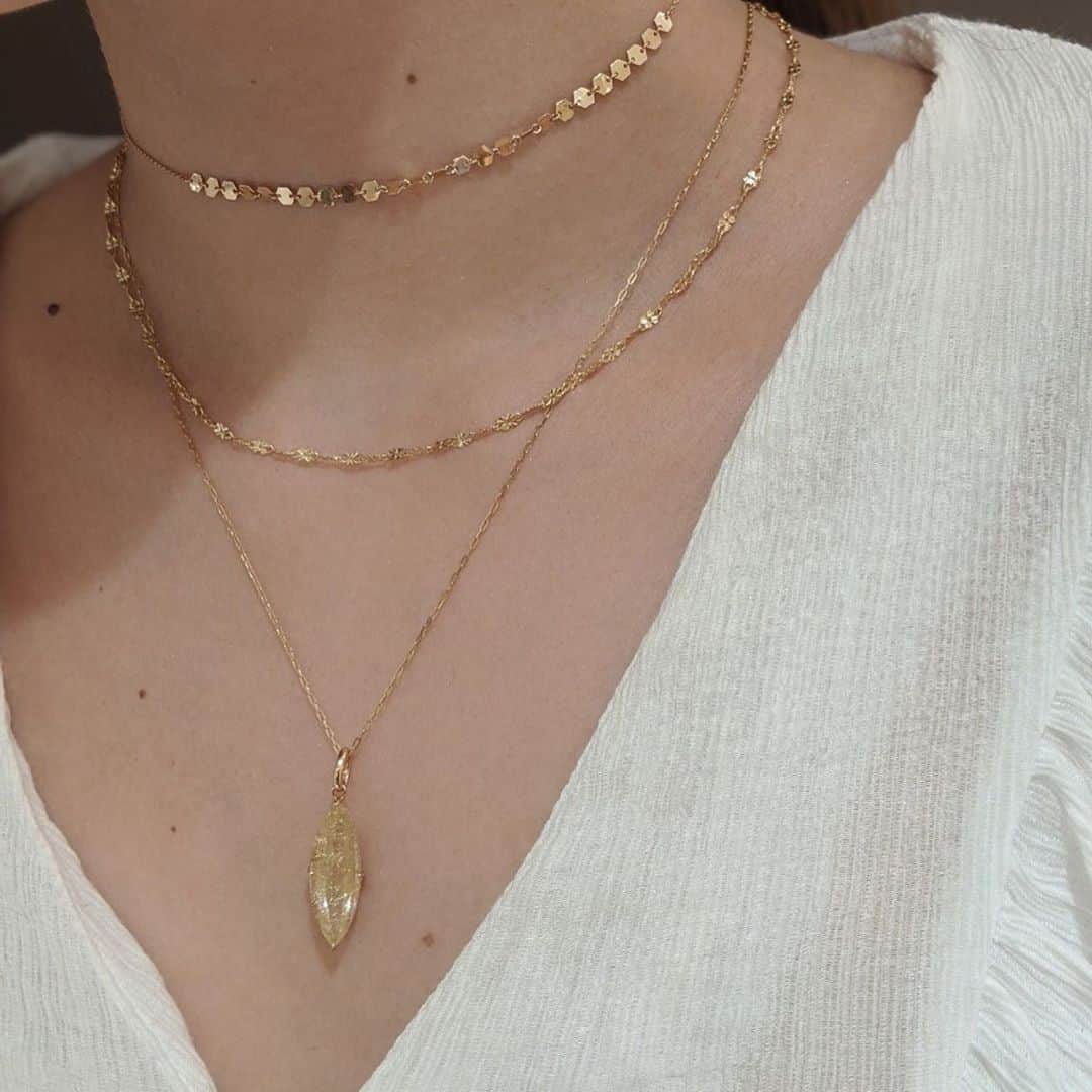 STAR JEWELRY Girlさんのインスタグラム写真 - (STAR JEWELRY GirlInstagram)「シャープなフォルムのルチルクオーツのネックレスチャーム。存在感抜群のサイズ感で石の美しさを楽しんで。  #necklace #necklace #charm #chain #チャーム #gold #ゴールド #rutilequartz #ootd #jewelry #ジュエリー #スタージュエリーガール #STARJEWELRYGirl  #lumine #ルミネ #ヒカリエ」8月23日 9時20分 - star_jewelry_girl