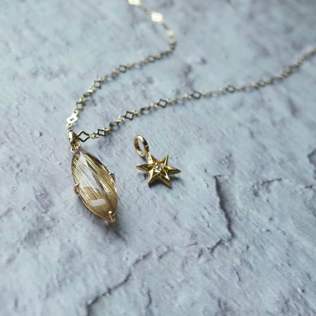 STAR JEWELRY Girlさんのインスタグラム写真 - (STAR JEWELRY GirlInstagram)「シャープなフォルムのルチルクオーツのネックレスチャーム。存在感抜群のサイズ感で石の美しさを楽しんで。  #necklace #necklace #charm #chain #チャーム #gold #ゴールド #rutilequartz #ootd #jewelry #ジュエリー #スタージュエリーガール #STARJEWELRYGirl  #lumine #ルミネ #ヒカリエ」8月23日 9時20分 - star_jewelry_girl