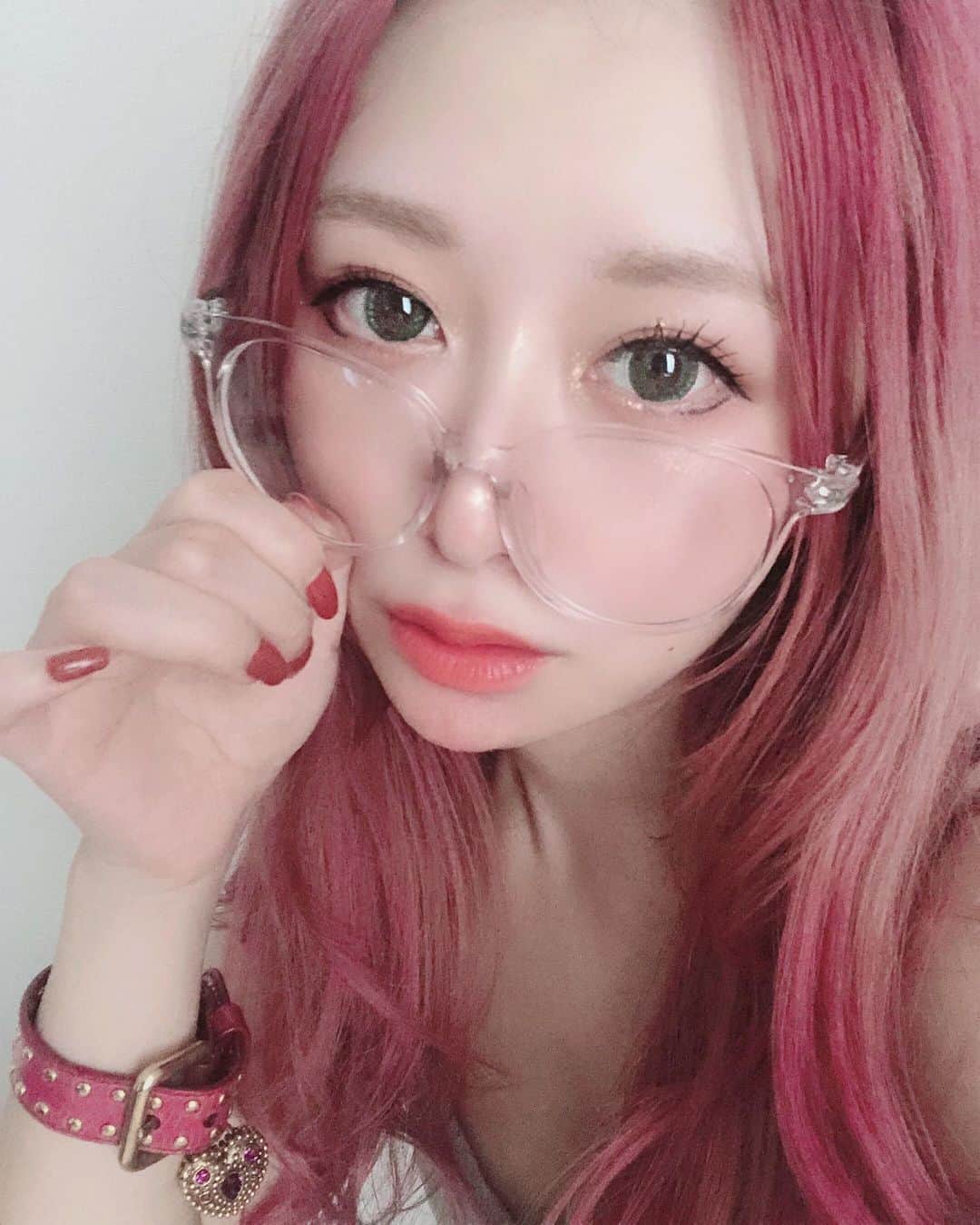 のインスタグラム：「髪の毛明るいときはコンタクト緑にすることが多い🐱🍃🌱 お肌白く見える🍐🍈🍏🍵」