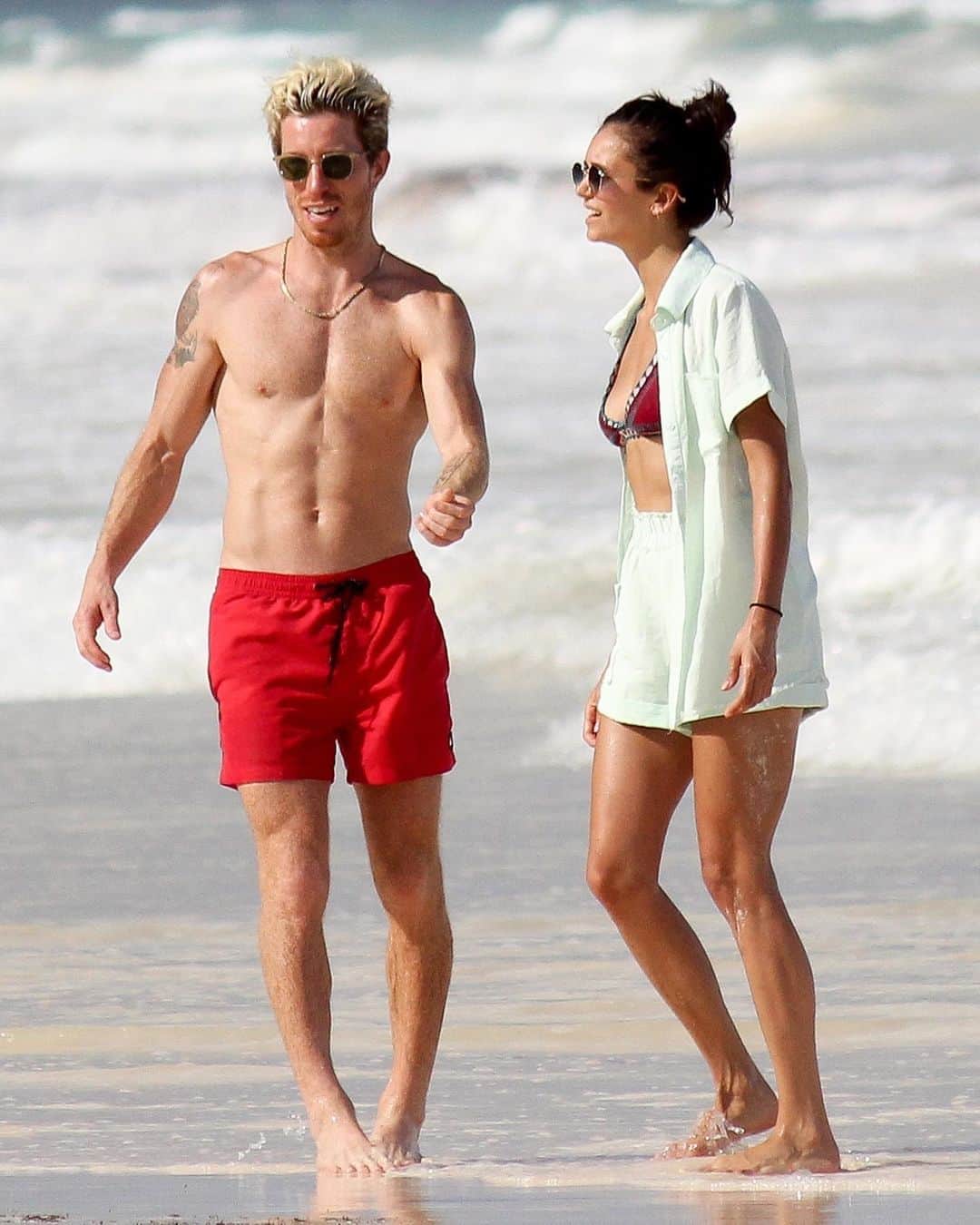 Just Jaredさんのインスタグラム写真 - (Just JaredInstagram)「@nina & boyfriend @shaunwhite show off their hot bods during their day at the beach while on vacation! #NinaDobrev #ShaunWhite Photos: Backgrid」8月23日 9時25分 - justjared