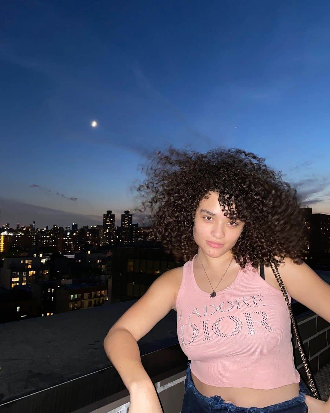 ダイアナ・ヴェラスのインスタグラム：「just a girl n the moon loving on each other 🌙 💕」