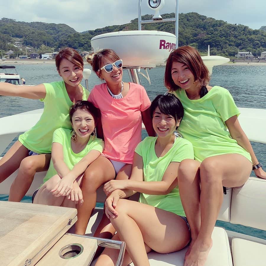 安藤あいかのインスタグラム：「なんでかわからないけど、同い年の友達が多い🤪共通点はゴルフ⛳️他の趣味は多分みんな違う🤪 次ハワイいつ行けるかな🥺🌺 また行こうね🥺  #おそろっち #hawaiiメン #組長杯メン #海  #あかねちゃんが笑ってる嬉しい」