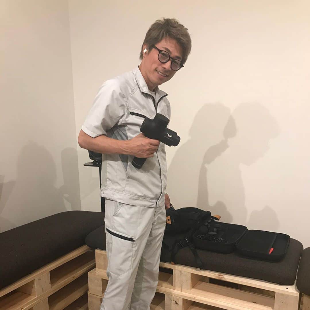 田村淳のインスタグラム：「DIY風になってる写真ですが…手に持ってるのは体をほぐすためのマッサージ機です。大坂なおみさんが広告してるハイパーボルトです。筋膜リリースすると眠りが深くなった！ハイパーボルト欠かせなくなりました^_^  #ハイパーボルト #NOTPR」