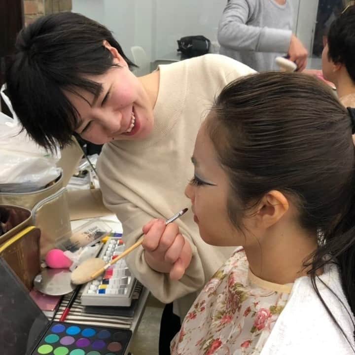 リジョブ さんのインスタグラム写真 - (リジョブ Instagram)「【フリーランスのライフスタイル】太田実樹さん #1・#2 @miki4244  今回は、2018年の10月からフリーランスとして働いている太田実樹さんに登場していただきました。大手化粧品メーカーの製品開発部門で働いていたという太田さん。果たして、どのようにして現在のスタイルにたどり着いたのでしょうか？「月に6日ほどは、完全にオフの日を作っています」と語る太田さん。プライベートの過ごし方も気になります。  前編では、フリーランスに至るまでの経緯などについて、後編では生活リズムの変化やプライベート時間の過ごし方などについて伺いました👘✨ ※記事は @morerejob のプロフィール欄のリンク先からチェックできます。   #美容師 #美容師アシスタント #スタイリスト #美容師スタイリスト #美容学生 #美容学校生 #就職 #転職 #求人サイト #リジョブ #morerejob #美容院 #サロン内装 #フリーランス #転身 #独立 #ライフスタイル #集客 #仕事 #売上 #生活リズム #プライベート #ヘアメイク #上田塾 #目標 #lapis #太田実樹」8月23日 10時00分 - morerejob