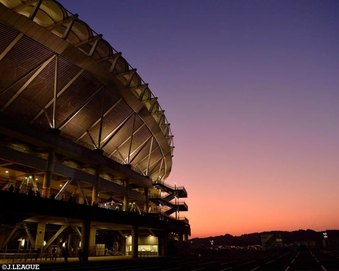 Ｊリーグさんのインスタグラム写真 - (ＪリーグInstagram)「夕焼けに浮かぶ﻿ #県立カシマスタジアム をお届け📸﻿ ﻿ ﻿ #鹿島アントラーズ は、8/23（日）のガンバ大阪戦終了後、 #内田篤人 選手 現役引退の挨拶を予定しております。﻿ ﻿ 最後の挨拶まで完全フォロー！ 試合は @dazn_jpn で観戦しよう👀﻿ ﻿ #Ｊリーグ ﻿ #jleague﻿ ﻿ #ありがとう篤人 #鹿島 #アントラーズ #antlers #kashima﻿ #カシマスタジアム #スタジアム #stadium ﻿ #Ｊリーグのある週末 #トワイライト﻿ #夕焼け #夕景 #夕景ら部 #夕暮れ #夕暮れ時﻿ #夕日 #夕映え #黄昏 ﻿#夕焼け色 #誰かに見せたい景色 #誰かに見せたい空﻿ #soccer #soccerlife #soccergame﻿ #🦌」8月23日 10時00分 - jleaguejp