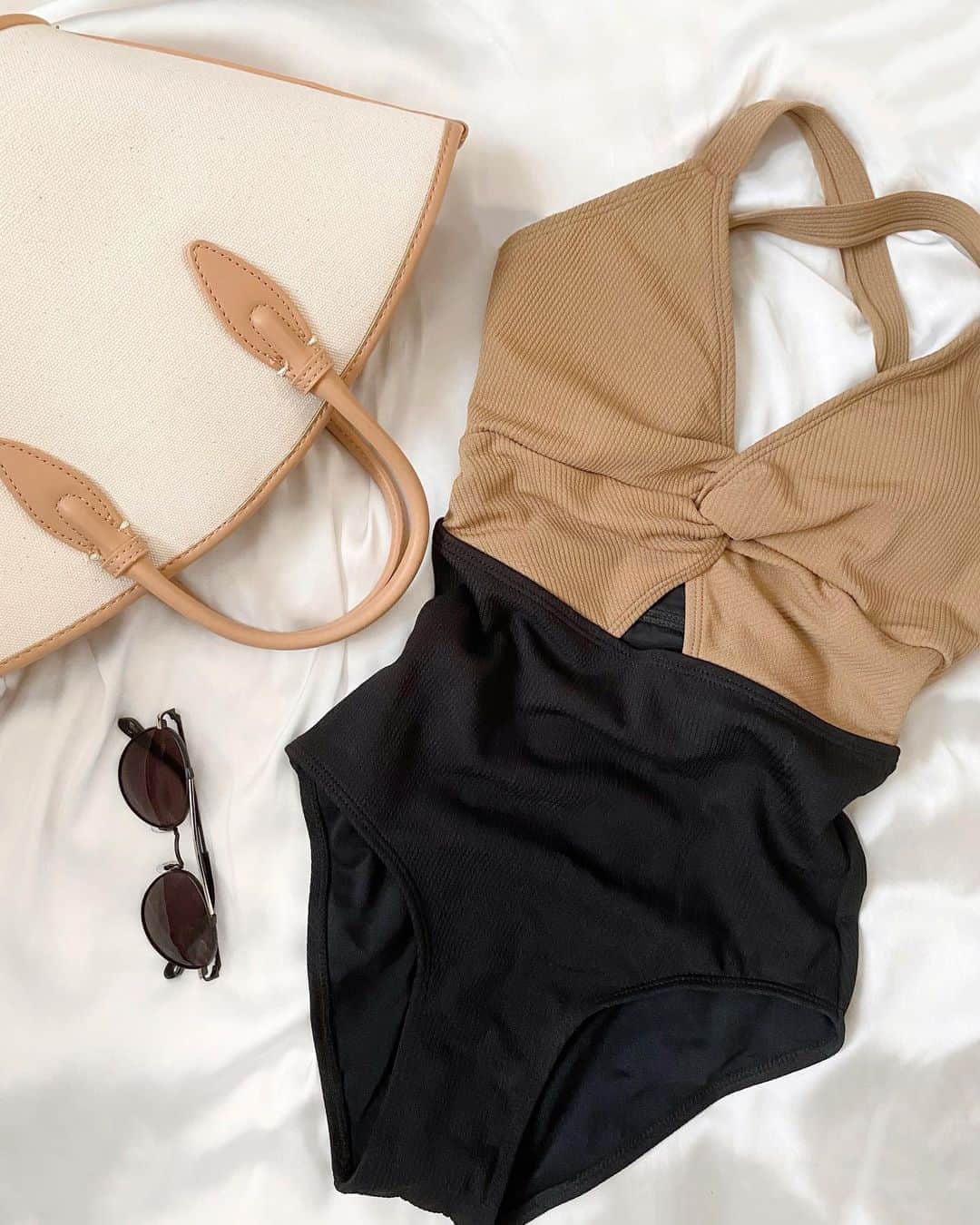 のインスタグラム：「.﻿ ﻿ 夏用に買ってた水着👙﻿ 今年は出番がなさそうだけど(*´-`)﻿ ﻿ ワンピース水着って﻿ 前後どっちかのデザインがシンプルで﻿ スクール水着っぽいのが多いから﻿ これだ！と思うものをずっと探してたんだけど、﻿ ﻿ これはハイウエストのバイカラーでスタイルアップするし﻿ ヒップの面積もちょうどいいし﻿ バックは太めの肩紐をクロスするデザインで﻿ 全体的なバランスが最高だった✨﻿ しかもとても安い！！生地もしっかりしてるのに！ ﻿ ﻿ あー海に行きたい(๑•́ ₃ •̀๑) 今日は久々の雨だ、ゆっくりしよう☔️﻿ ﻿ ﻿ #水着 #ワンピース水着 #バイカラー水着 #2020水着 #今年の水着 #シードレス #seadress #swimwear」