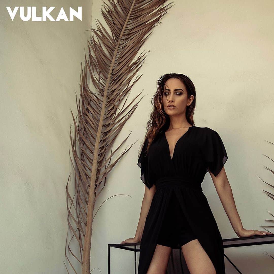 ドナ・フェルドマンのインスタグラム：「Life is tough darling, but so are you @vulkanmag @thomaslouvagny @anthonymerante」