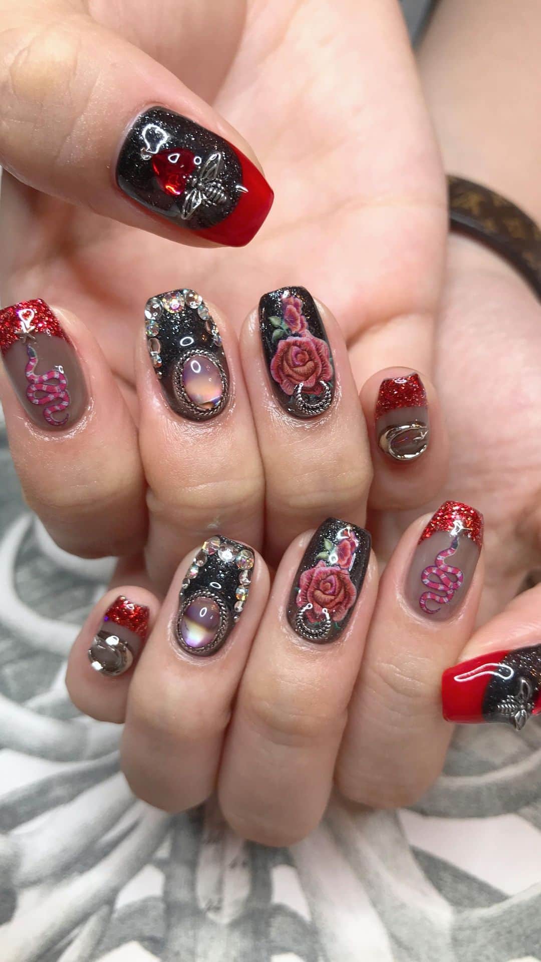 のインスタグラム：「𝕽𝖊𝖉 𝕱𝖗𝖊𝖓𝖈𝖍📕 . . #pinkrosewindow #pink_rose_window  #nail #nails #nailart #art #naildesign #design #gelnail #gelnails #nailsalon #handdrawing #夏ネイル2020 #japan #美甲 #ネイル #ネイルアート #ネイルデザイン #デザインネイル  #夏ネイル #ジェルネイル #3Dネイル #ネイルサロン #blacknails #rednails #原宿ネイルサロン #ブラックネイル #黒ネイル #赤ネイル　#レッドネイル」