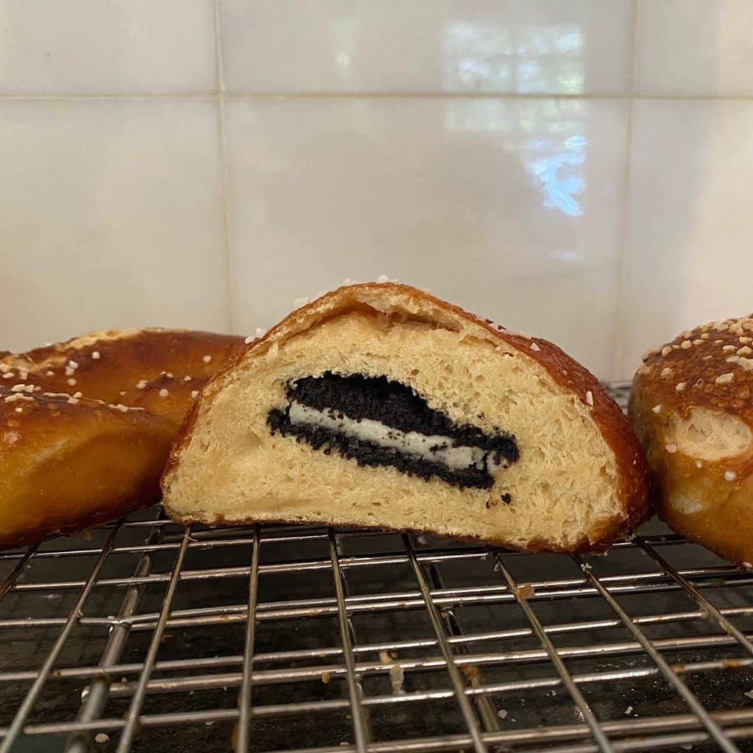 アダム・シャピロのインスタグラム：「OREO INSIDE A SHAPPY PRETZEL. Whaaaaat. Check out the video at @shappypretzel and see if it worked and how it tasted. (Obviously delicious) @oreo」