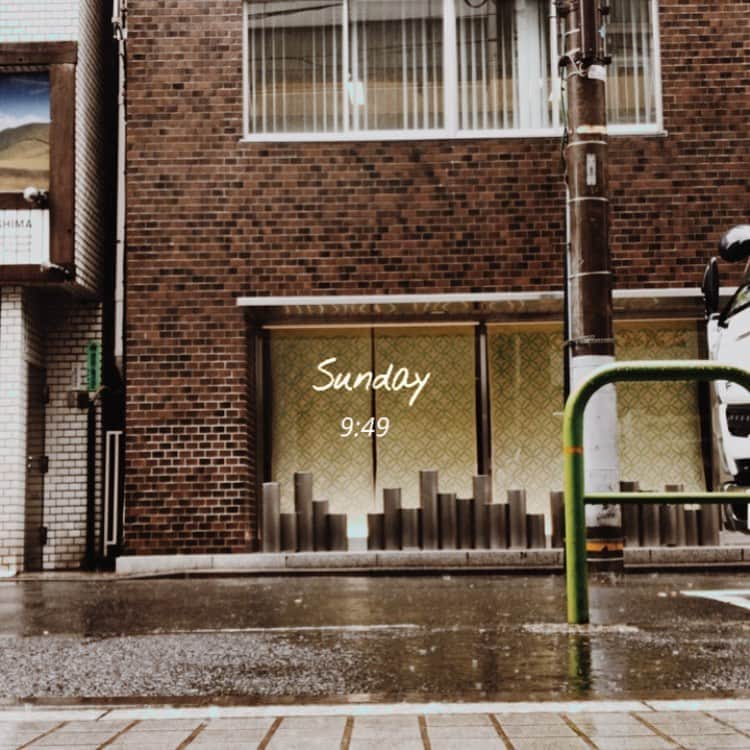 のインスタグラム：「朝から恵の雨が〜〜！！ʕ•̫͡•ʕ•̫͡•ʔ•̫͡•ʔ•̫͡•ʕ•̫͡•ʔ•̫͡•ʕ•̫͡•ʕ•̫͡•ʔ•̫͡•ʔ•̫͡•ʕ•̫͡•ʔ•̫͡•ʔ こんな日はお家でまったりですか？ まったりしながら、錦町食堂(新店舗)の予約がまだの方はぜひー！！  そして魚金全店でテイクアウトのご予約も受け付けております🥡🥡 お電話で、食べたいもの、取りに来るお時間をスタッフに伝えるだけ！ 雨が優しくなった時を見計らって、テイクアウトもありです♡  また、雨の日は魚金が穴場なんですよー！ 『予約取れないじゃん〜』というお声を多く頂きますが、、 ゴルフが中止のお父さん、お洗濯が出来ずフンッ😤のお母さん、夏の終わりのハーモニーを感じたいそこの貴方、みーんなまとめて、雨の日魚金しましょう🏊🏻‍♂️🏊🏽‍♂️  #魚金 #uokin #雨の日レジャー #恵の雨 #夏の終わり #台風に負けるな #テイクアウト #魚金ランチ #昼飲み #新橋」