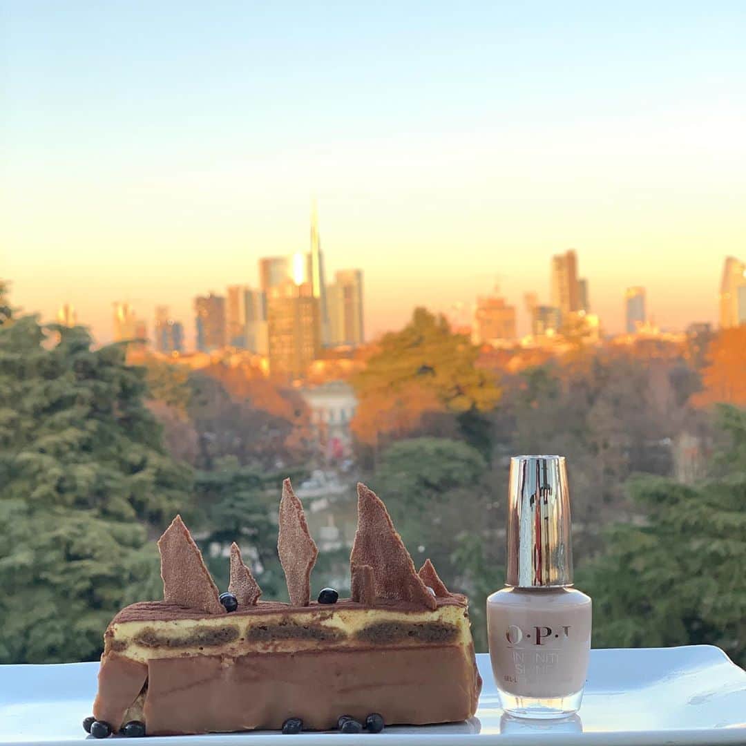 OPIさんのインスタグラム写真 - (OPIInstagram)「Indulge in the simple things in life, like #TiramisuForTwo and a breathtaking view.   #ColorIsTheAnswer #OPIInfiniteShine #NeutralMani #NeutralNails #NudeNails #BrownNails #FallFashionTrends #Fall2020Trends #FallMani #NailsOfInstagram #NailInspo #NailTrends #OPIObsessed #MilanFashion"」8月23日 10時08分 - opi