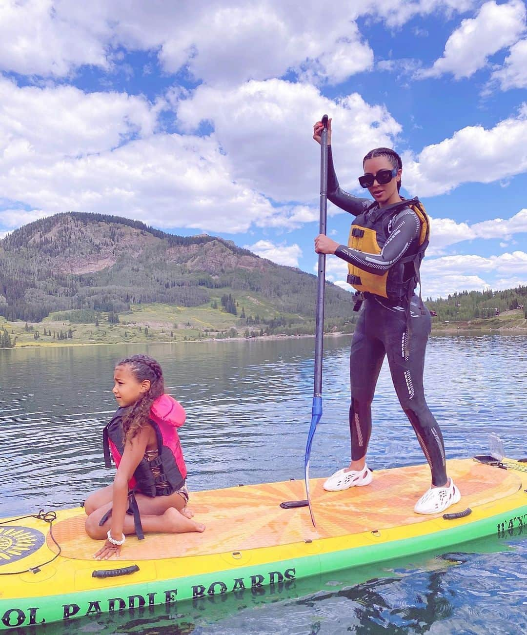 キム・カーダシアンさんのインスタグラム写真 - (キム・カーダシアンInstagram)「🏄🏻‍♀️」8月23日 10時08分 - kimkardashian