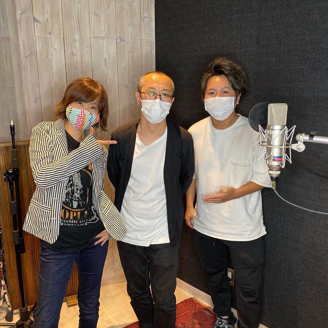 田村直美のインスタグラム：「アートにエールを！東京プロジェクト に参加しました！聞いてください  https://cheerforart.jp/detail/3815  「トゥモロー」リモートMV fromミュージカル『アニー』  Vo：田村直美 Dr・Arr：坂本暁良 B：高野逸馬 G：渡辺裕太 Key：吹野クワガタ 映像：mojamojajunction ミキシング：中村惣 制作：山下千尋・佐々木義幸」