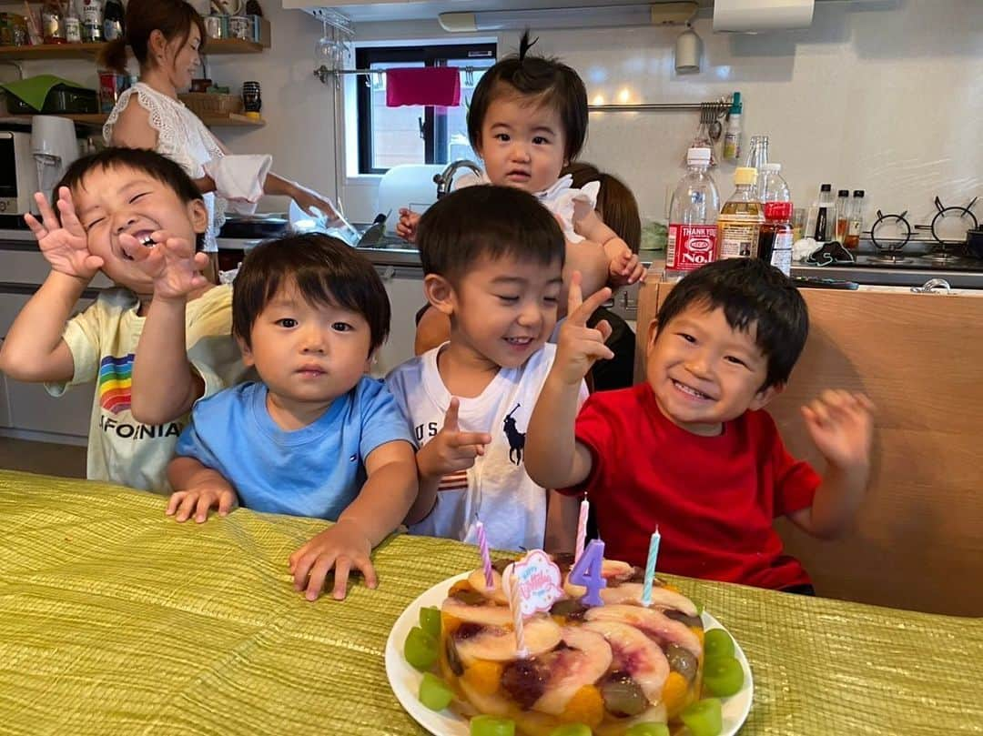 中村香織さんのインスタグラム写真 - (中村香織Instagram)「そうすけHappyBirthday㊗️4歳👦 みんなにお祝いしてもらいました！ コロナでなかなか会えなかったけど… みんな体調万全で集まれた✨ どんどん子供が増えていってわちゃわちゃになるけど笑笑 とっても楽しい＆幸せな事だなぁ #そうすけ#誕生日#4歳」8月23日 10時11分 - kaori_nakamura1001