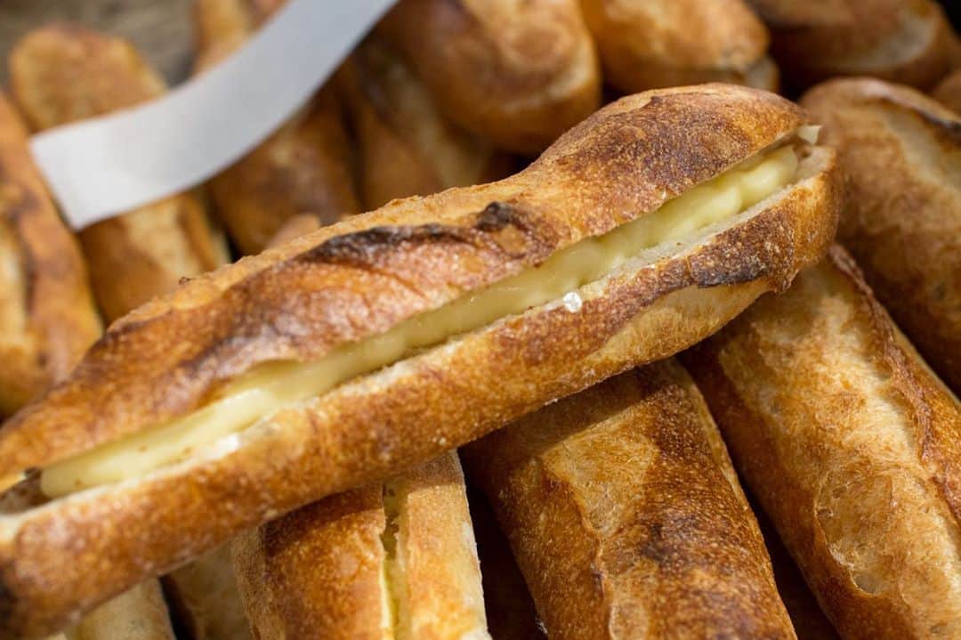 笹塚駅のパン屋さん オパンさんのインスタグラム写真 - (笹塚駅のパン屋さん オパンInstagram)「﻿ 🖋...﻿ [2020.08.23]﻿ ﻿ おはようございます、﻿ オパンです。﻿ ﻿ 朝8時から焼き立てパンをたくさんご用意しています。﻿ ﻿ オパンドッグ、フランス類(ミルクフランス、あんフランス、コーヒーフランス、ガーリックフランス、明太フランス)随時たくさん焼き上げていっております、よろしくお願いします。﻿ ﻿ その他にも、キャロットケーキやキッシュ、カヌレ、スコーン、ハート、各種クッキー、クッキーサンドなどご用意しております。﻿ ﻿ オパンドッグ、ミルクフランス類はご予約は出来ませんが、その他はご予約可能ですのでご利用ください。﻿ ﻿ ﻿ 季節限定のフルーツデニッシュ「メロンとミントのデニッシュ」は12時前後のご用意となりますので、よろしくお願いします。﻿ ﻿ ﻿ 本日も、焼き上がりのパンの香ばしい香りと一緒に、お待ちしております。﻿ ﻿ __________________________________________﻿ ﻿ 💬 コロナ対策のお知らせ﻿ ﻿ ・入店時はマスクの着用ご協力ください﻿ ・入店制限として「お客様2組迄」でお願いします﻿ ・外でお待ちの方にはお客様同士の間隔を開けてください﻿ ﻿ お客様にはご迷惑をおかけいたしますが、ご協力のほどよろしくお願いします。﻿ ﻿ __________________________________________﻿ ﻿ 🥖 季節限定﻿ ﻿ ・メロンとミントのデニッシュ﻿ ・グリーンカレーのフォカッチャ﻿ ﻿ __________________________________________﻿ ﻿ 💬 商品のご予約について﻿ ﻿ 以下の商品はご予約ができません。﻿ ・オパンドッグ﻿ ・ミルクフランス類(ミルクフランス、あんフランス、コーヒーフランス、ガーリックフランス、明太フランス)﻿ ﻿ その他のパンは問題なく、ご予約可能です。﻿ ﻿ ﻿ 💬 ご購入数の制限がある商品﻿ ・ミルクフランスお一人様2本まで﻿ ﻿ __________________________________________﻿ ﻿ 💬 お支払いにについて﻿ ﻿ 当店でのお支払いは、現金のみとなります。﻿ クレジットカード・電子マネーは、ご利用いただけません。﻿ ﻿ __________________________________________﻿ ﻿ 🖋...﻿ #笹塚 #オパン #ミルクフランス #オパンドッグ #渋谷 #東京 #京王線 #代々木上原 #sasazuka #shibuya #tokyo #bakery #boulangerie #boulanger #opan #opan_bakery #crust #baguette #pastry #instabread #pane #sourdough #naturalyeast #パン #パン屋 #パン屋さん #東京パン屋」8月23日 10時11分 - opan_bakery