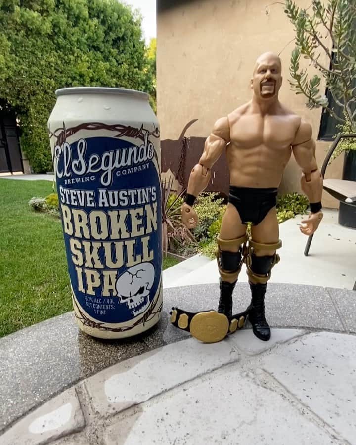 ストーン・コールド・スティーブ・オースチンのインスタグラム：「🔊⬆️ Swig of Beer!!! Cheers from the Mean Streets of LA!  Best IPA in America @esbcbrews   #brokenskullipa #esbcbrews  #craftbeer #beer #america  #hellyeah」