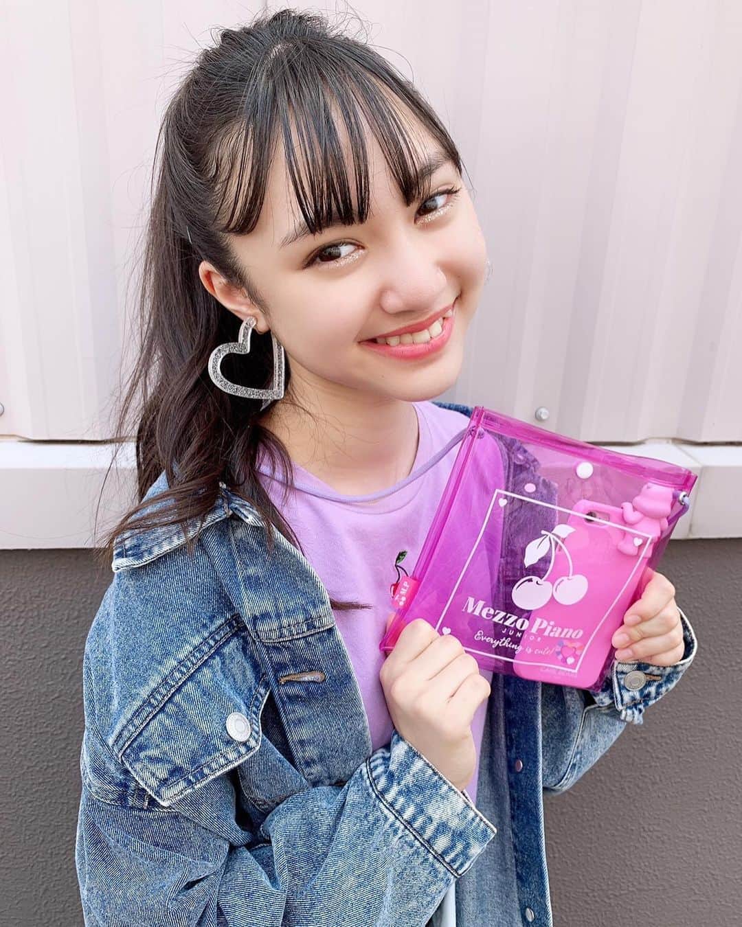 ニコ☆プチのインスタグラム：「10月号のプチモのふろくの使い方を紹介しちゃいますっ🥰  10月号のふろくは、メゾ ピアノ ジュニアのビニールサコッシュ😳💞 プチモのコーデの合わせ方の合わせ方など、参考にしてみてね😌💞  1人目は、レイラ💖  今月のふろくはメゾピアノ ジュニアさんのビニールサコッシュ¨̮♡♡♡ チェリー柄がとっても可愛いよ😍!! 携帯とちょっとした小物が入ってちょうどいい～♡ レイラは全くちがうコーデに合わせてみたよー☆.｡.:*・ みんなはどんなコーデに合わせますか？？♡♡  可愛くてめちゃくちゃオススメだよ❤️❤️  #ニコプチ #ニコプチふろく #プチモのふろくの使い方 #ニコプチふろくのある生活 #メゾピアノジュニア #mezzopianojunior  #ふろく #犬飼恋彩」