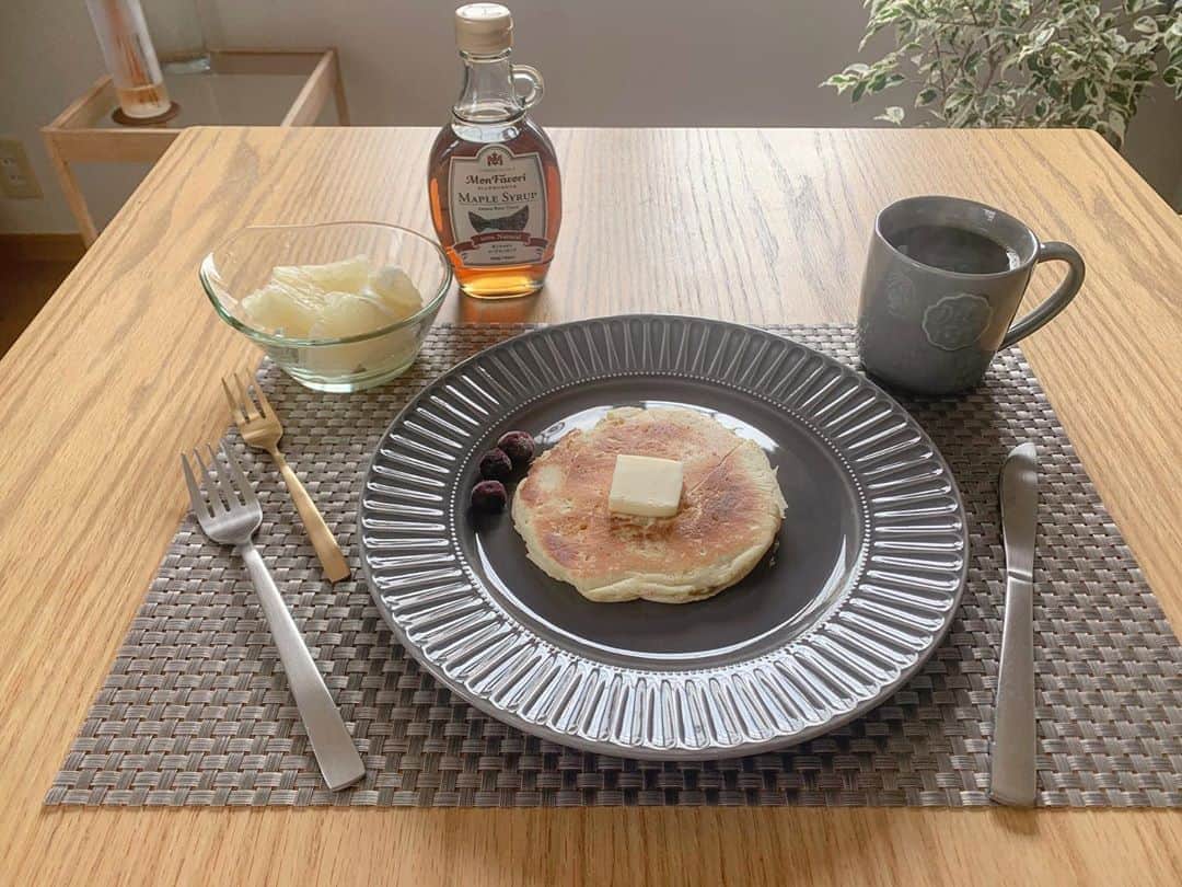 のインスタグラム：「うまく焼けなくて、お好み焼きみたいなホットケーキになった🥞難しい😣次はうまく焼けるといいな❣️  #モーニング」