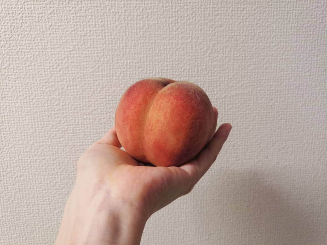 白井珠希のインスタグラム：「* *  今が旬の桃🍑 こちらの品種は｢あかつき｣。 それはそれはジューシーで、甘くて、最高に美味しかったです…！！✨ 久しぶりに桃食べたなぁ〜 桃、大好きだ〜🍑 * * #桃 #もも #あかつき #果物 #くだもの #フルーツ #instafood #instafruit #fruits #instagramjapan #instasweets #sweet #🍑」