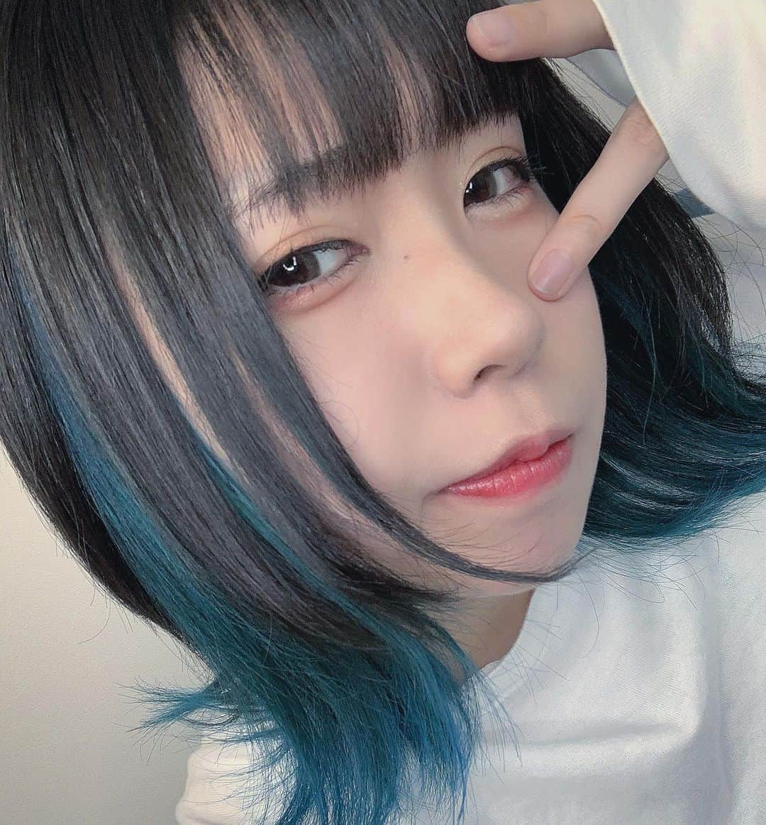 ねおきまこのインスタグラム：「前髪失敗したからパッツンにした... インナーカラーはセルフ🦋  #innercolor #haircolor #ぱっつん #自撮り女子 #自撮り界隈 #派手髪 #bluehair #blue」