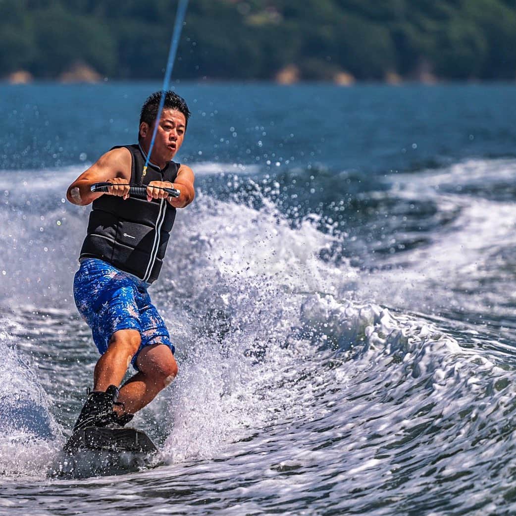 のインスタグラム：「#wakeboarding #setouchi #前回のウェイクボード写真が割と好評だったので最新のやつのっけてみた #望遠レンズでプロに撮ってもらった」