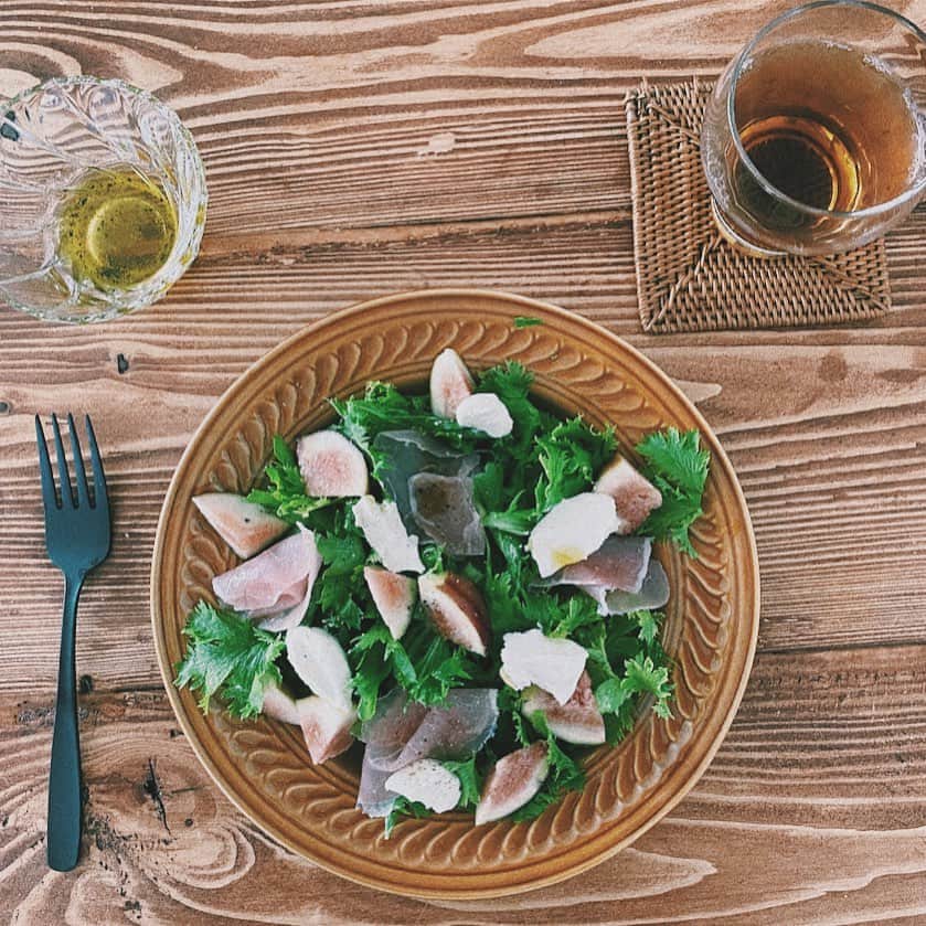国枝洋子のインスタグラム：「朝ごはんは からし菜、生ハム、クリームチーズ、イチジクのサラダ🥗  今日は残りわずかになってきた 調味料を調達しに日暮里へ。  雨だけど猛暑よりマシかなぁ☔️  #おうちごはん #サラダ #foodpic」