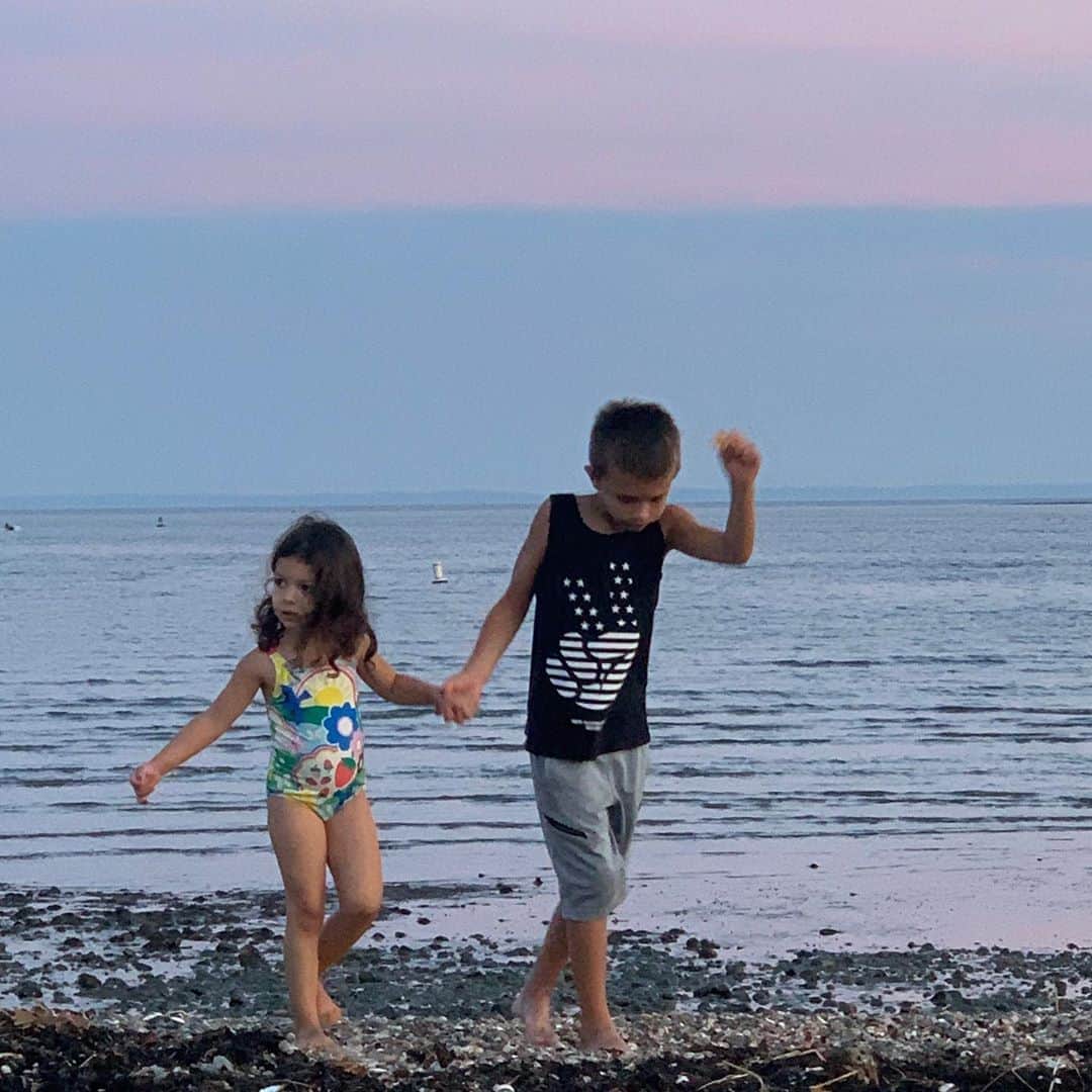 メリッサ・ジョーン・ハートさんのインスタグラム写真 - (メリッサ・ジョーン・ハートInstagram)「Cousins walking the beach at sunset! #sherbertsunset」8月23日 11時00分 - melissajoanhart
