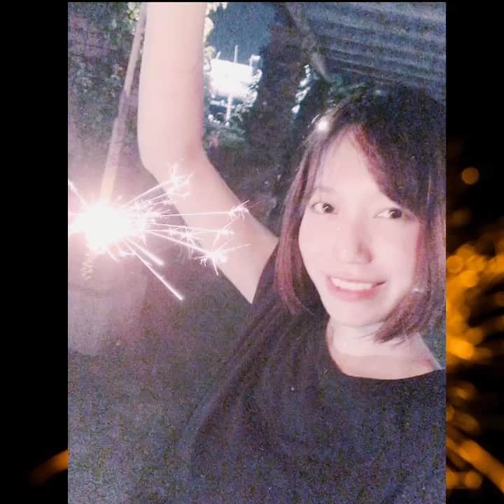 のインスタグラム：「砂浜で貝殻を拾ってる夢見た🐚そしたら見知らぬ人が来て、つぶつぶオレンジジュースを自販機で買ってくれた。 夢で見知らぬ人が出てくることありませんか？私は小さい頃からその人たちを夢の住人と呼んでる。 夢の中では、もう一つの人生が同時進行してると信じてる🎆  約1週間後🍉8/29(土)19:00頃〜YouTubeライブ「辻詩音と夏祭り」をやります🎸🎤 今年はお祭りがなくて残念だけど、その気持ちを少しでもこの日で発散してもらえたらな〜って気持ちです。 #辻詩音と夏あつめ ←今、このタグではみんなからの夏の写真を募集してます。締切は8/31まで！(ツイッターかインスタで👸)みんなの夏写真、みてるだけで幸せな気持ちになります。 もらった夏写真は、次の楽曲で使うのでお楽しみに。(最後の日に全部保存するので、その日まで残しておいてもらえると嬉しいです。)  あ！この前の残暑お見舞いカード、そろそろ手元に届くはず(溶けませんように🍨) 一枚一枚書きながら、夏を感じれて楽しかったよ。 夏配りの人になった。 みんな、まだまだ体調に気をつけて過ごしてください！  #辻詩音 #辻詩音と夏あつめ #辻詩音と夏祭り #summer #手持ち花火 #花火 #tsujishion #music」