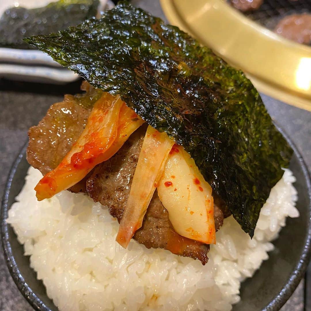 カバのインスタグラム：「本日のでぶ活。 おはようございます！ 本日は祇園花月でのすっちー座長新喜劇が千秋楽を迎えます。一週間、早いですね。今日もよろカバちゃんでございます！ 僕ぐらいになると、こんな風に焼き肉を楽しみます。ぜひ皆さん、真似してみて下さい😊 あぁ、痩せたい！ . . #吉本新喜劇 #祇園花月 #本日のでぶ活 #でぶ活 #焼き肉 #楽しみ方 #是非真似してみてね #あぁ、痩せたい」