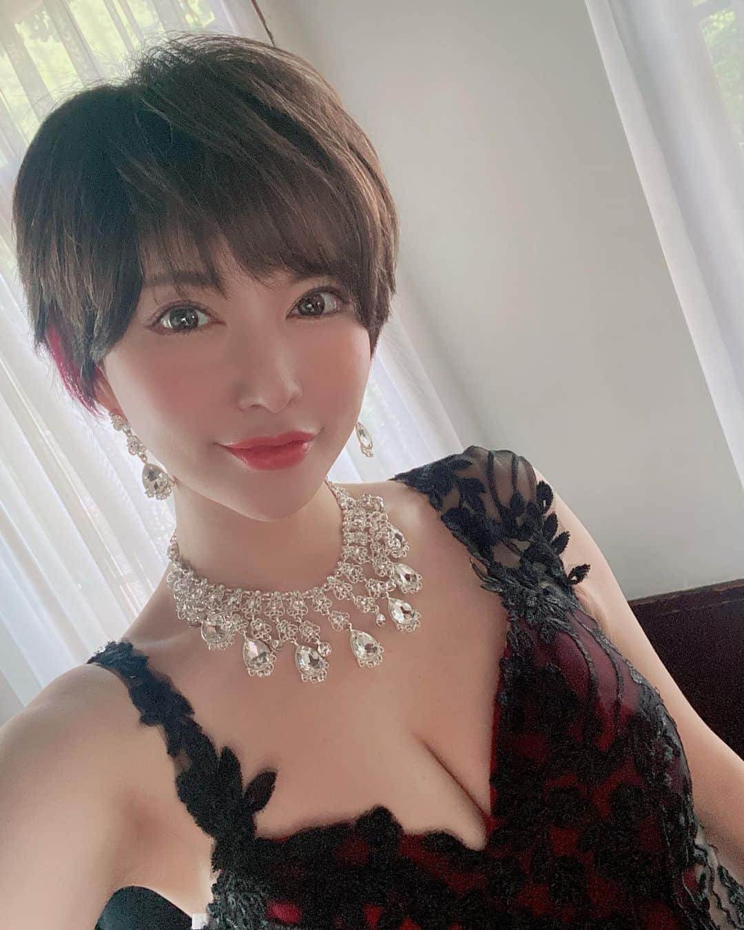 里美ゆりあのインスタグラム：「ゴージャス感✨⭐️  @maison_de_beaute_official   さんで撮影やインタビューして来たよ(^^)  チェックしてね💓  #撮影 #dress #dressup  #sexy」