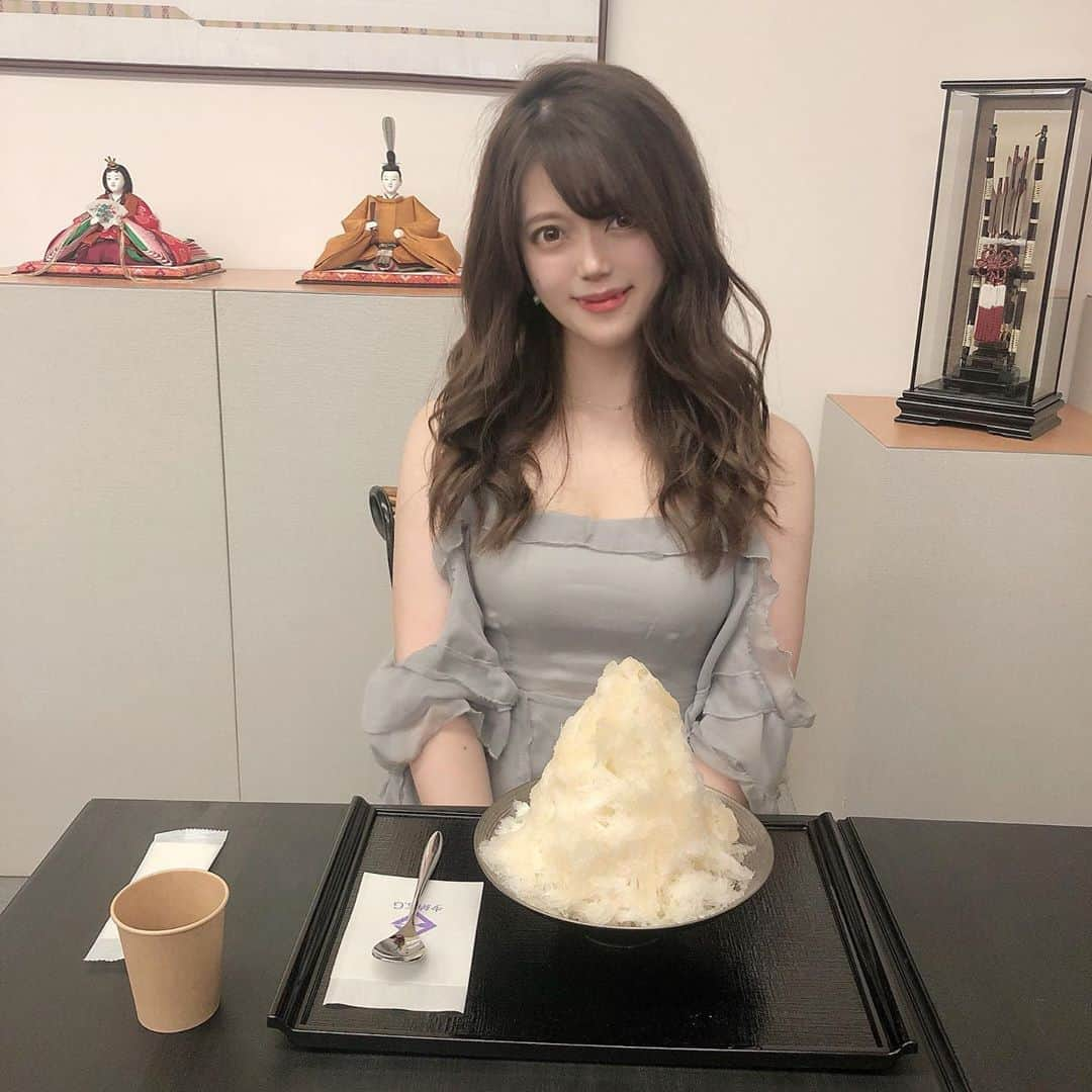 山田あかりさんのインスタグラム写真 - (山田あかりInstagram)「久々の外食😭  #けずりひ島田  にかき氷を食べに行ってきたよ♥🥄  日本庭園が綺麗で慌ただしい日常から抜け出して、心からのんびり出来る場所だった🥰  いつもは60年続く人形屋さんなんだけど夏だけ期間限定で9月末までかき氷を提供しているみたい🍧  かき氷は動画をみて欲しい！ ふわっふわで口の中にいれるととろけて本当に美味しかった😭 人生で1番美味しいかき氷だったよ😆♥  かき氷のメニューは色々あって、私はスーパーフードが使用されたものを注文したんだけど「星の王子さま」に出てくるバオバブの木の実を使用していてダイエットや浮腫改善にいいらしいので美味しいものを食べて美容にも健康にも良いなんて一石二鳥だった！\( •̀ω•́ )/  そして久々にお人形さんを見たんだけど、1番最後に載せている雛人形は県ごとの有名な観光地などが着物に描かれていて「お嫁に行ってもいつまでも故郷を忘れない」っていう意味みたいで感動しちゃった😭♥  私は籠原駅のけずりひ島田に行ったんだけど、岩槻、倉吉、川崎にもあるみたいだよ🧸✨  よかったら行ってみてね♥  ワンピース　 @gate__official  10パーオフのクーポンコード : akari 有効期間 : 9/23まで  #けずりひ島田 #熊谷市かき氷 #人形の島田 #かき氷 #ふわふわ #夏 #pr #トリドリベース #熊谷カフェ #熊谷 #ふわふわかき氷 #スーパーフード #雛人形 #オフショルワンピース #韓国ワンピース #韓国ファッション #クーポン配布中 #韓国ファッション通販 #岩槻カフェ #川崎カフェ #倉吉カフェ #あかりんカフェ」8月23日 11時27分 - akari030201