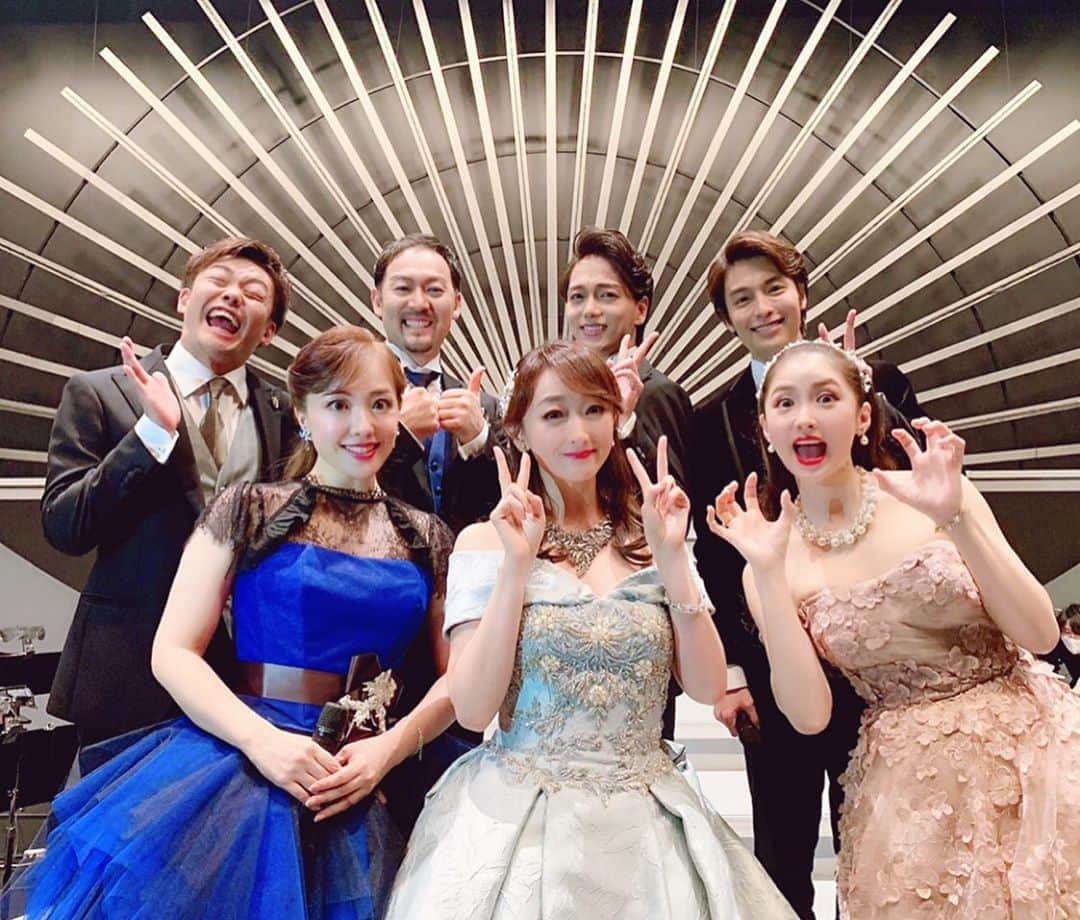 花總まりさんのインスタグラム写真 - (花總まりInstagram)「昨日ぜーんぶ終わった緞帳裏で^_^ 改めて、毎日自分の出番まで楽屋で色々な方の数々の名曲を聴くことが出来て、なんて贅沢な時間だったんだろうと実感。 トークを聞きながら笑ったり。 一方、じりじりとゆーっくり迫ってくる自分の出番まで集中力を保つのもなかなか大変だったり💧 貴重な経験をさせて頂きました🤗 #笹本玲奈　さん #平原綾香　さん #山崎育三郎　さん #福井昌一　さん #海宝直人　さん #藤岡正明　さん」8月23日 11時27分 - hanafusamari_official