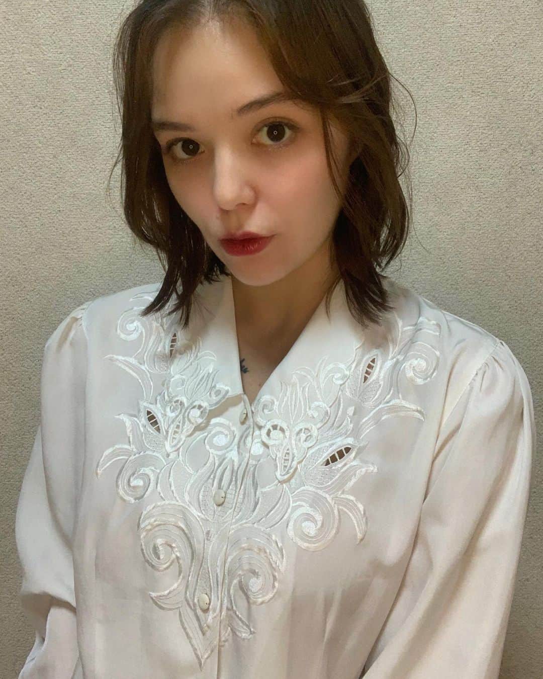 maya kibbel キベルまやのインスタグラム：「まだ熱い夏が続きますが @ettusaisjp の2020秋コレクションを使っておしゃれしてみました💕 ファッションだけでなく、メイクも合わせたワントーンスタイルがお気に入りです！以下は使ったアイテムの品番です！是非試してみてねー✨  プライマー、スキンベース、マスカラプライマー、マスカラ: 01、ブロウマスカラ: 02 、アイシャドー: 06、ジェルライナー: 06、カラースティック: 01 ハイライト、カラースティック: 02、プラムリップ: 08 プラムレッド  #エテュセ #プライマー #スキンベース #マスカラベース #マスカラ #ブロウ #アイシャドー #カラースティック #ティントルージュ #pr」