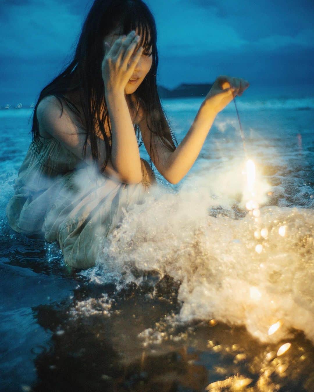 haru wagnusのインスタグラム：「Inextinguishable flame ㅤㅤㅤㅤㅤㅤㅤㅤㅤㅤㅤㅤㅤ 今夜20:00に、ずっと計画していた 大きな発表をさせていただきます。 みんなも参加できる企画です。 是非ご注目ください☺︎ ㅤㅤㅤㅤㅤㅤㅤㅤㅤㅤㅤㅤㅤ ㅤㅤㅤㅤㅤㅤㅤㅤㅤㅤㅤㅤㅤ #fireworks  #花火  #wagnusの写真教室  #入水フォトウォーク」