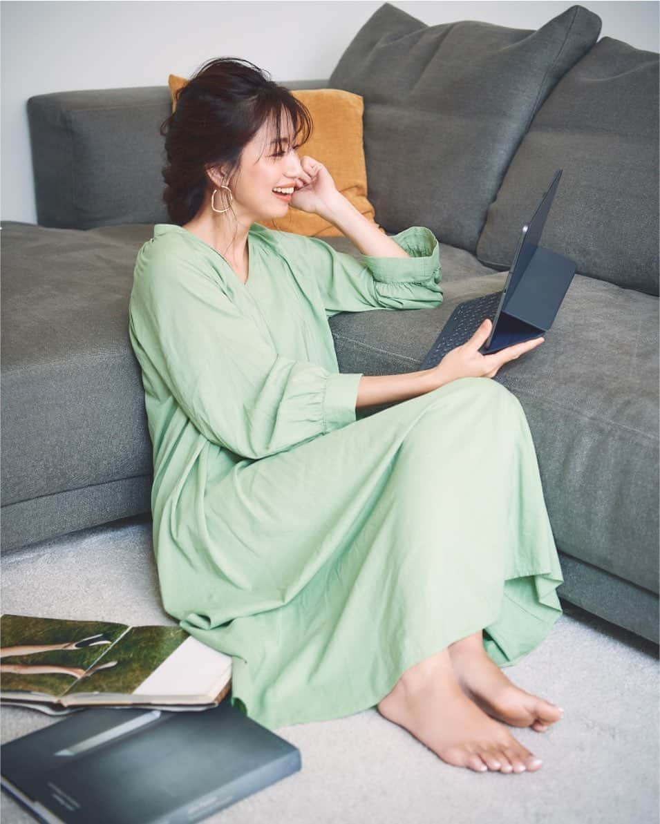 milaowen_officialさんのインスタグラム写真 - (milaowen_officialInstagram)「One Mile Style﻿ with AKI HIGASHIHARA﻿ ﻿ #Kaftan Blouse& Knit Leggings﻿ ﻿ ﻿  -Remote work-﻿ ﻿ ﻿ 上半身見せのリモートに好感度あがる爽やかカラーを。﻿ 単品としても使えるロングトップスは、おうちでも外出にもオールマイティに活躍。﻿ ゆるい開きのあるカラーデザインは顔まわりもスッキリ着られます。﻿ ﻿ ﻿ Dress 11,000yen+tax﻿ Pierced earrings 4,200yen+tax﻿ ﻿ ﻿ TOP  URLからご覧頂けます。﻿ ﻿ ﻿ #milaowen #ミラオーウェン﻿ #onemilestyle」8月23日 11時32分 - milaowen_official