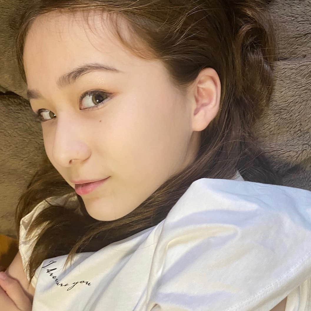 のインスタグラム：「日曜日😊ゴロンとして本を読んでおります📙  Sunday. Reading and being lazy🧸  #サマーヘイズアイラ #アイラサマーヘイズ #アイラ  #sunday #小6#小6女子#js#jsガール#js6  #model#kidsmodel#モデル #instagood#instalike」