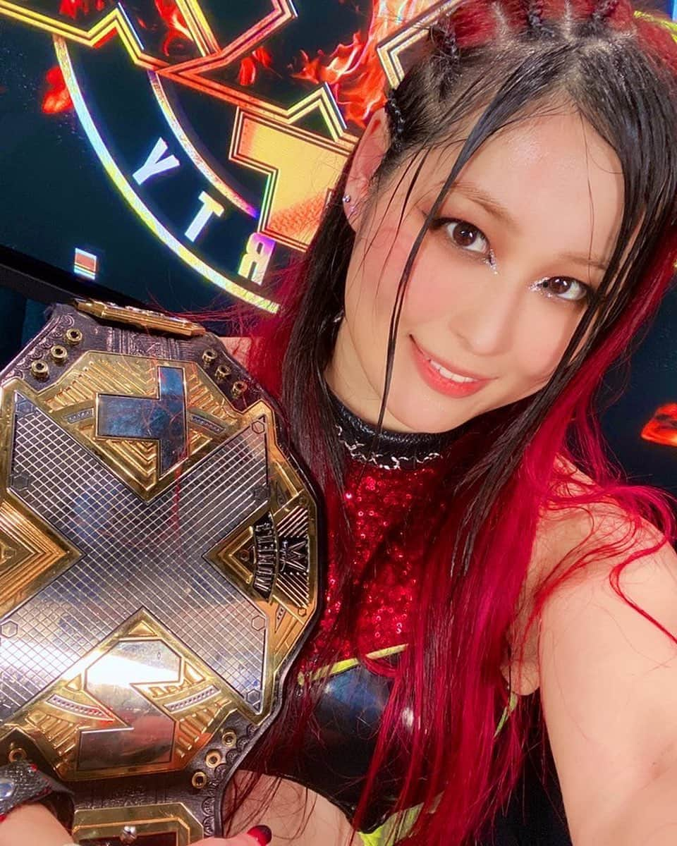 紫雷イオさんのインスタグラム写真 - (紫雷イオInstagram)「I showed the world again tonight why this is MY title.😈🖤🖤  #wwenxt  #nxttakeover」8月23日 11時33分 - iyo_sky