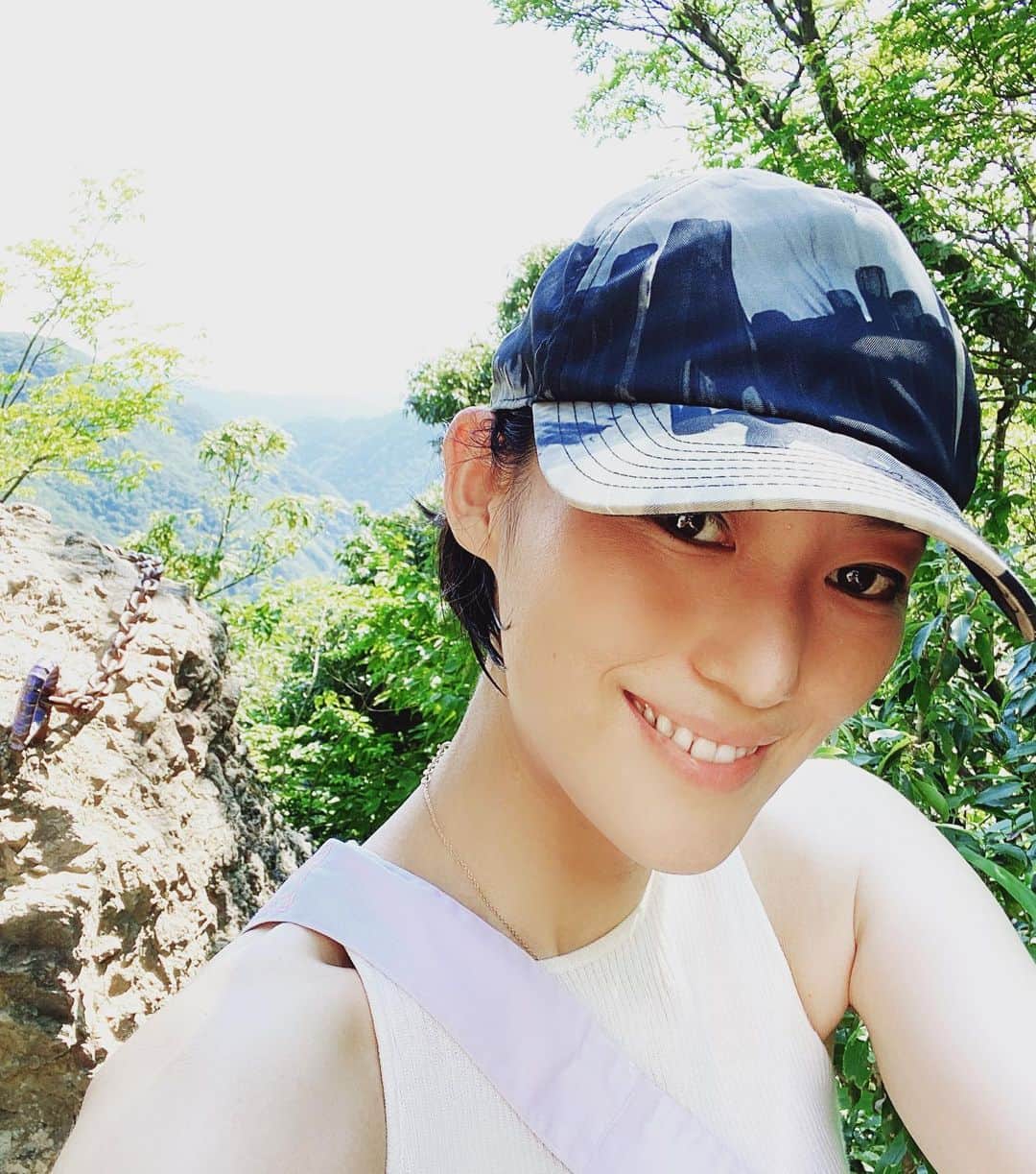 のインスタグラム：「山を登ったある日⛰✨  頑張れば頑張るほど、違う景色が見える。  知らなかった喜びを感じれる。  新たな発見と感動をまた一つ覚えた日😊  #成長　#汗だく #スッキリ #険しい山　#登山　#2時間半　#感動　#水分補給　#三密を避けた　#夏　#久々写真だけマスクなし #きつかったけど　#楽しかった　#あきらめず　#安全にたのしみましょう　#photo #photography #mountain #trip #green #summer #staysafe #enjoy #smile   素敵な週末に✨」