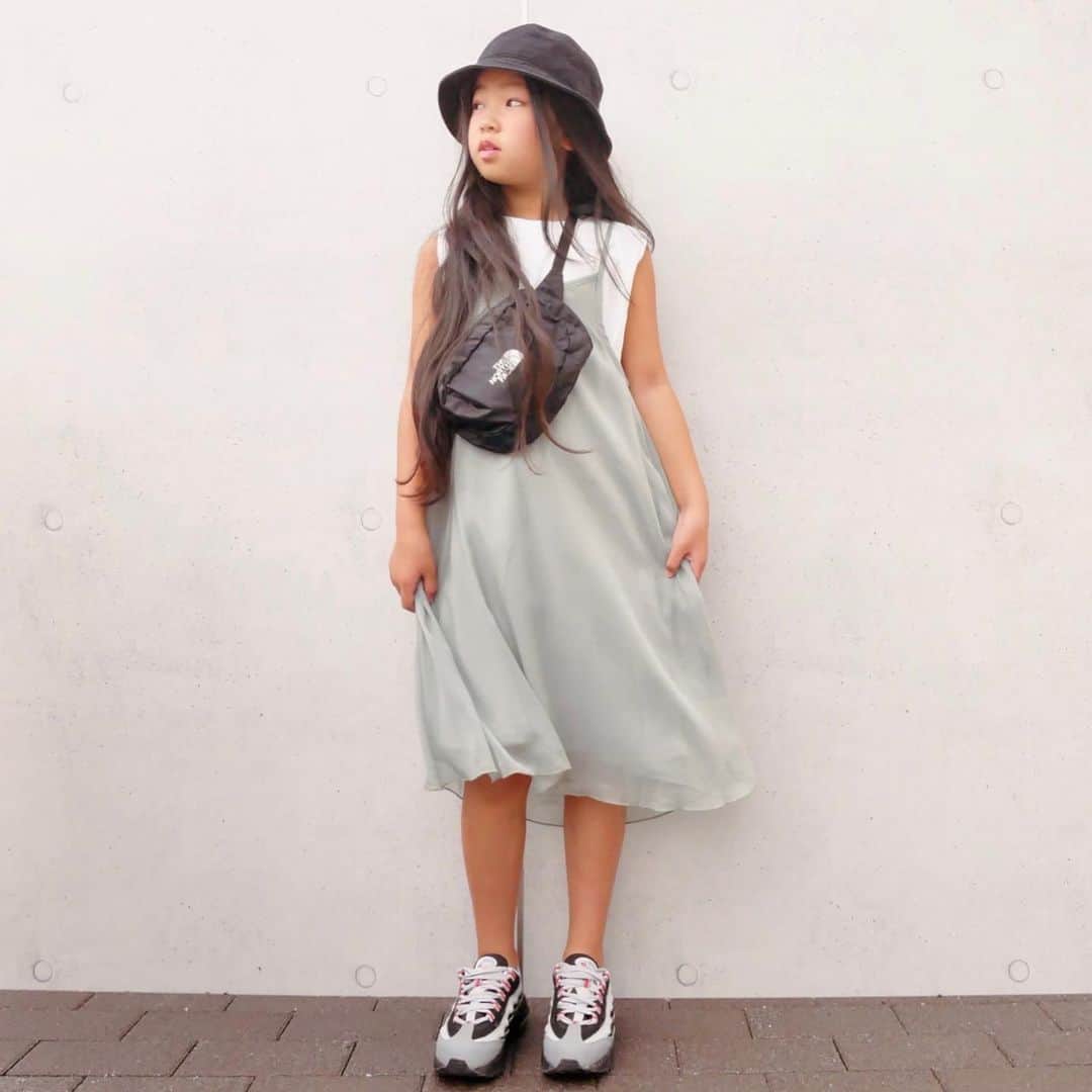 花音さんのインスタグラム写真 - (花音Instagram)「花音さん大好きなひらひらワンピ\(//∇//)\ 超#プチプラ ♡ 秋服なんだけど… インナーTをタンクトップにかえて今から着られるよね。 ちょっぴり#ストリートファッション 風に着てみた♡ ・ ・ ・ またまたまた‼︎‼︎ ファッションセンターしまむら×プチプラのあやさん( @ayalilyflowers )さんコラボ服が8月22日よりしまむら( @grshimamura 店舗で発売開始ー！ しまコレでは8月24日から発売開始だよ。 ・ ・ 今回もありがたいことに… #キッズモデル を務めさせていただきました。 ・ ・ ・ ・ ・ ・ ・ 花音が着用しているのは 【プルオーバー＋ワンピースセット】 ￥1,290税抜 size120.130 のワンピース 。 ・ 毎回あやさんのワンピはすぐに完売しちゃうから、初日に走ったよね♡ ・ ・ 春物のワンピセットもめちゃくちゃお気に入りだったから(*´ω`*) ・ 今回もインナーのTシャツも◎ それぞれインナーが違ったデザイン。 インナーも主役級だから、迷っちゃうよね。 ・ ワンピースはサラッと着られるサテン生地で、涼しくなったらレギンスとも合わせやすいよね♡ ・ ・ ・ ・ ・ この他にもボトムス、トップスなどいくつか可愛いお洋服が同時に発売となっているので、ぜひ☑︎してみてねー‼︎ ・ ・ ・ ・ ・ ・ ワンピースsize:130→ @ayalilyflowers  @grshimamura #しまむら  バッグ→ @thenorthface #thenorthface #ノースフェイス ・ ・ 【身長124/体重23】 ・ ・ #キッズコーデ #キッズファッション #娘コーデ #女の子コーデ #ジャンパースカート #あやらー #プチプラコーデ #子供服 #しまパト #小学生女子 #しまむらキッズ #ストリート系女子 #バケットハット #エアマックス」8月23日 11時45分 - flowermelodychan