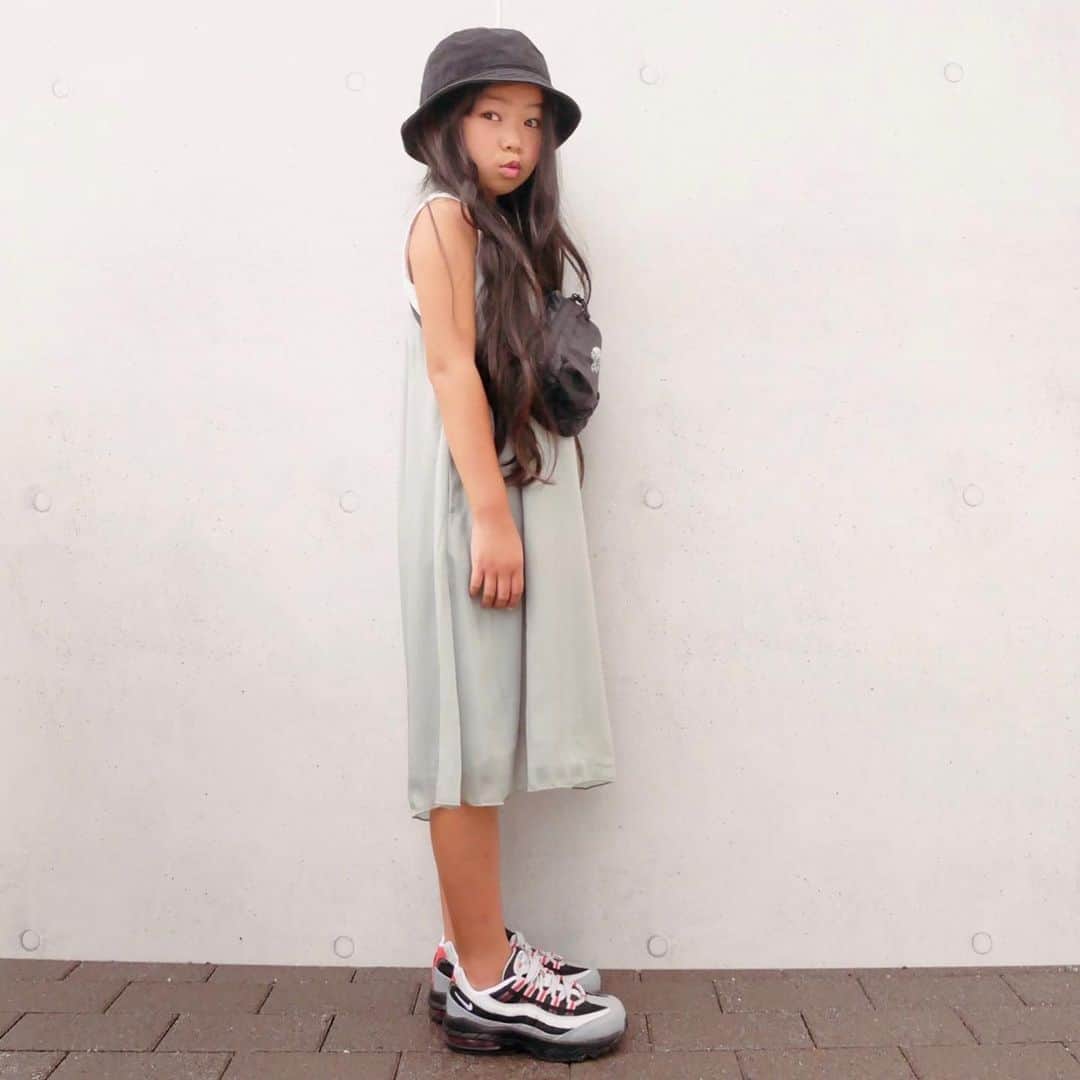花音さんのインスタグラム写真 - (花音Instagram)「花音さん大好きなひらひらワンピ\(//∇//)\ 超#プチプラ ♡ 秋服なんだけど… インナーTをタンクトップにかえて今から着られるよね。 ちょっぴり#ストリートファッション 風に着てみた♡ ・ ・ ・ またまたまた‼︎‼︎ ファッションセンターしまむら×プチプラのあやさん( @ayalilyflowers )さんコラボ服が8月22日よりしまむら( @grshimamura 店舗で発売開始ー！ しまコレでは8月24日から発売開始だよ。 ・ ・ 今回もありがたいことに… #キッズモデル を務めさせていただきました。 ・ ・ ・ ・ ・ ・ ・ 花音が着用しているのは 【プルオーバー＋ワンピースセット】 ￥1,290税抜 size120.130 のワンピース 。 ・ 毎回あやさんのワンピはすぐに完売しちゃうから、初日に走ったよね♡ ・ ・ 春物のワンピセットもめちゃくちゃお気に入りだったから(*´ω`*) ・ 今回もインナーのTシャツも◎ それぞれインナーが違ったデザイン。 インナーも主役級だから、迷っちゃうよね。 ・ ワンピースはサラッと着られるサテン生地で、涼しくなったらレギンスとも合わせやすいよね♡ ・ ・ ・ ・ ・ この他にもボトムス、トップスなどいくつか可愛いお洋服が同時に発売となっているので、ぜひ☑︎してみてねー‼︎ ・ ・ ・ ・ ・ ・ ワンピースsize:130→ @ayalilyflowers  @grshimamura #しまむら  バッグ→ @thenorthface #thenorthface #ノースフェイス ・ ・ 【身長124/体重23】 ・ ・ #キッズコーデ #キッズファッション #娘コーデ #女の子コーデ #ジャンパースカート #あやらー #プチプラコーデ #子供服 #しまパト #小学生女子 #しまむらキッズ #ストリート系女子 #バケットハット #エアマックス」8月23日 11時45分 - flowermelodychan