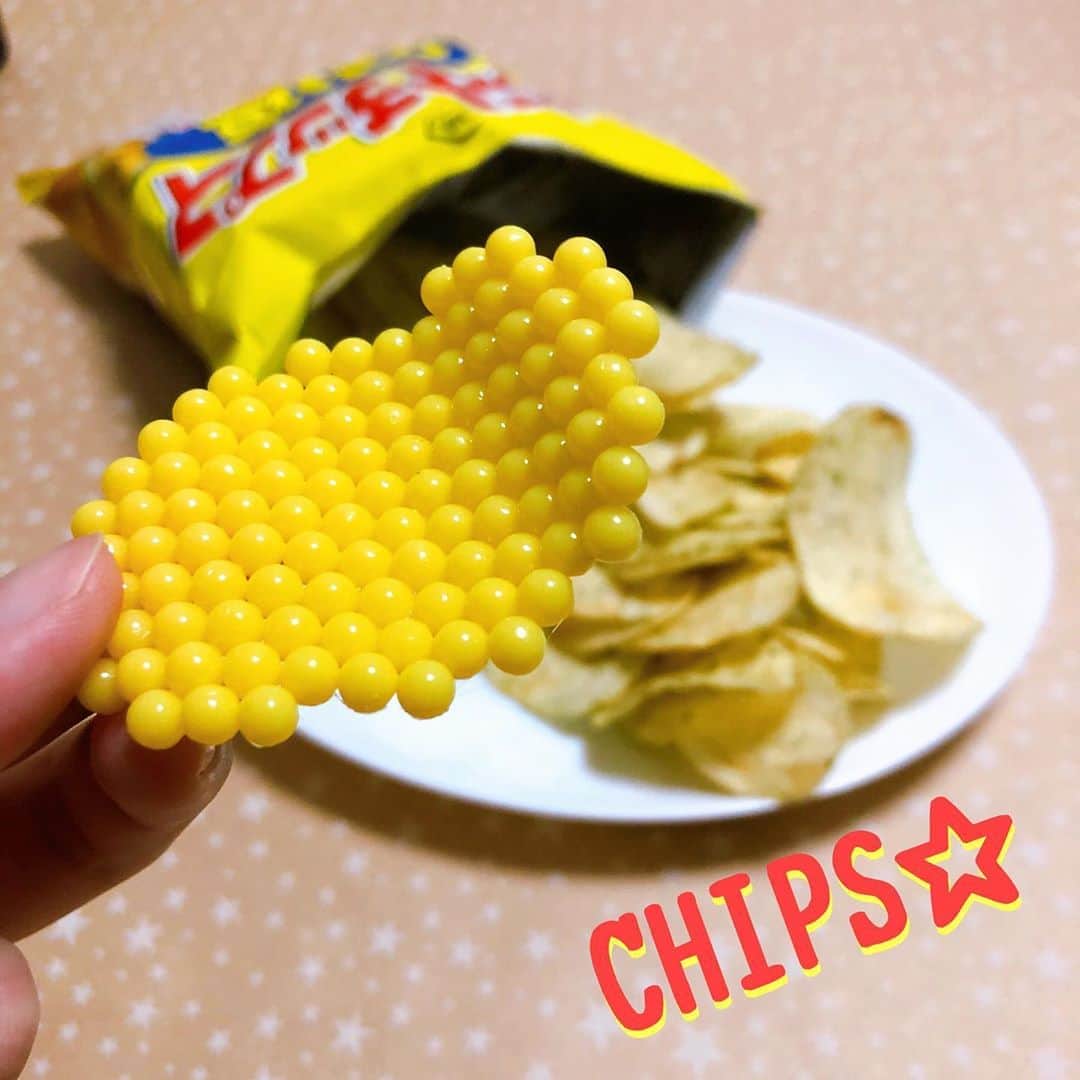 アクアビーズ公式さんのインスタグラム写真 - (アクアビーズ公式Instagram)「今日は日本記念日協会認定の『湖池屋ポテトチップスの日』♪ . アクアビーズでポテトチップスを作ってみました。 あの絶妙なカーブは、『8000ビーズコンテナ うみのいきものいっぱいセット』の立体トレイ（波）を使って再現しています。 ポテトチップスを食べたり、アクアビーズで遊んだりして、日曜日の楽しいひとときを過ごしてください✨ . #アクアビーズ #aquabeads #ビーズ #beads #アクアビーズアレンジ #ポテトチップス #ポテチ #湖池屋 #コイケヤ #8月23日」8月23日 11時46分 - epoch1958_jp