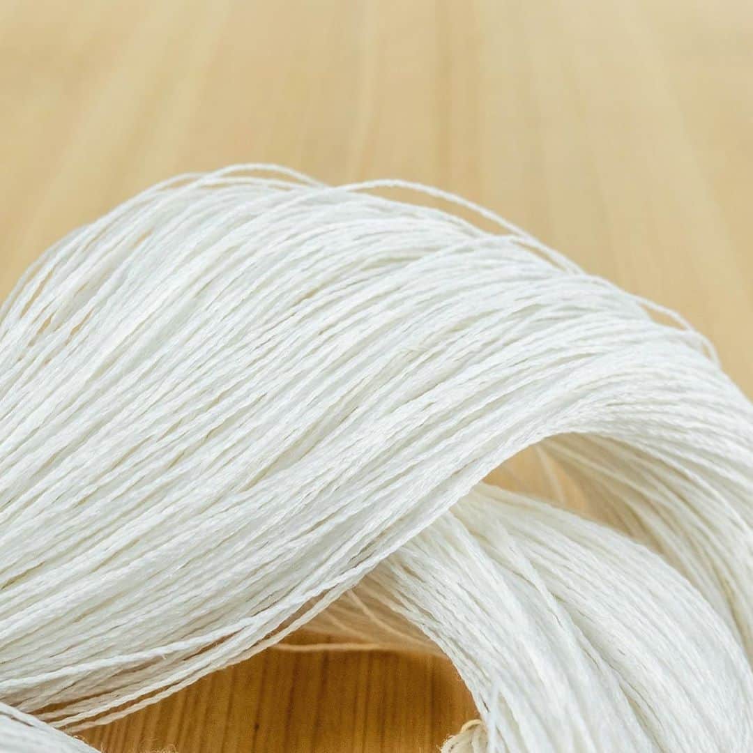 ASAFUKU(麻福)さんのインスタグラム写真 - (ASAFUKU(麻福)Instagram)「細くて、しなやか、そして強度のあるヘンプ糸。細い麻糸を9本用いて約1mmの糸をつくりました。  マクラメなどのアクセサリー用、生地の手織りをされている方にご好評いただいています。その名も「手仕事糸」。よい作品づくりには、よい糸が欠かせません。  さらに、、糸に色のバリエーションが加わると、その可能性も広がります。写真は、大阪の染め作家さんCIELOさんによる手染めを施したもの。思わず笑みがこぼれるハッピーな糸になりました。  ぜひハッピーなくらしづくりにご活用ください。  #ヘンプ糸 #麻糸 #アクセサリー糸 #CIELO #マクラメ #手織り #伊勢麻福 #ise #麻のある生活 #ヘンプ #hemp #asa #麻 #麻福 #asafuku」8月23日 11時42分 - asafukuhemp
