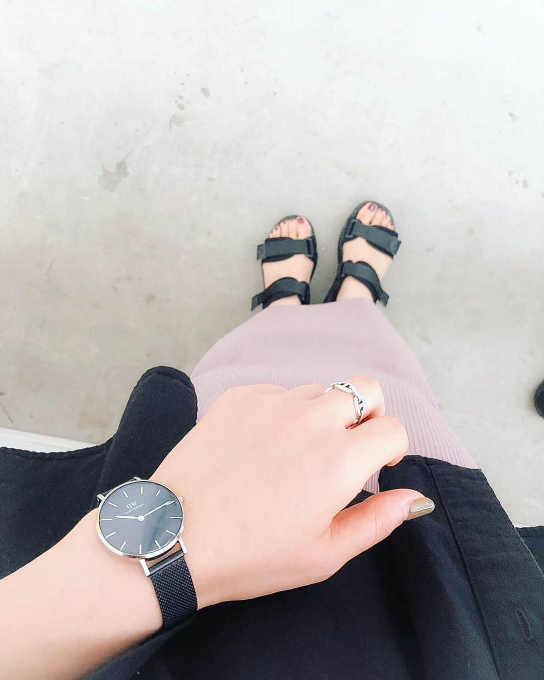 aiaiのインスタグラム：「いつだったかのコーデ。  pippaplataのHorse ring お気に入り♡ @pippa_plata   たくさん歩く日は足が楽だから このスポサンを選ぶ事が多いです。 @donobanweb  #時計  #腕時計  #腕時計コーデ  #watch  #時計好き  #時計好きな人と繋がりたい  #腕時計好きな人と繋がりたい  #腕時計くら部  #手元くら部  #手元コーデ  #手元倶楽部  #シルバーアクセサリー  #シルバーリング  #silver  #silveraccessory  #silverring  #リング #ring  #スポーツサンダル  #スポサン」