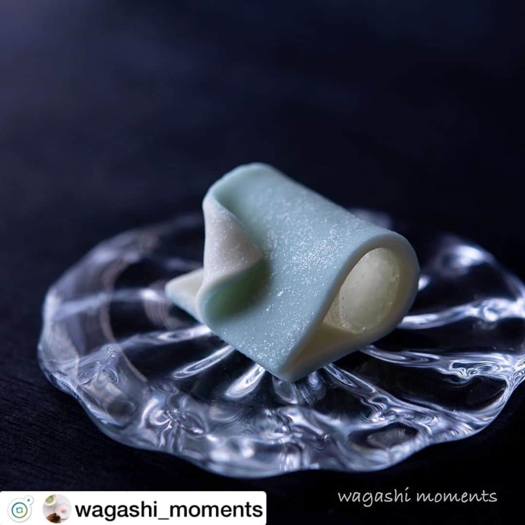 のインスタグラム：「@wagashi_moments さま、リポストです😊 . . 海を見に行くことがなかなか難しい今年の夏🌞💦 . 美しい和菓子を見て波の音が聞こえてくるようでうっとり、そして心が洗われるようです☺️🌊✨🌊 . . #手作り和菓子 #夏の和菓子 #フードアート #ヴィーガン #ビーガン #スピルリナ青 #植物由来 #スピルリナ #spirulin#linablue . ↓ .  . 【波 - waves】 Listen to the sounds of the waves within you.  やっと梅雨が明けたのに、もう立秋だなんて。 夏好きにとっては、そんなの困るんです。 まだまだ夏を満喫しなくっちゃ🌊  ◉お知らせ◉ 8/28,29 写菓の会@吉松庵〜夏惜しむ〜  お茶室で和菓子写真レッスン&食べる会を開きます。 カメラ初心者、スマホでのご参加も大歓迎です。 詳細は @kit_sho_ann にて . #波 #waves #和菓子  #simplebeyond #wagashi #vegan #japanesesweets #japon #sweetsgram #art_of_japan_  #igersjp #stilllife #foodart  #treatyourself #sweetsart #季節を楽しむ #リナブルー #summervibes」