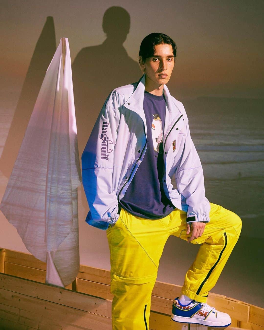 のインスタグラム：「ⓃⒺⓌⓈ｜ellesse × F-LAGSTUF-F  ... ファッションブランド「F-LAGSTUF-F」とタッグを組み、エレッセのアーカイブグラフィックからインスピレーションを得て生まれたコラボレーションコレクション。直営店「ellesse TOKYO」と ellesse公式オンラインストアにて発売中。 … @ellessejapan × @f_lagstuf_f  #flagstuff #ellessexflagstuff #ellesse #フラグスタフ #エレッセ」