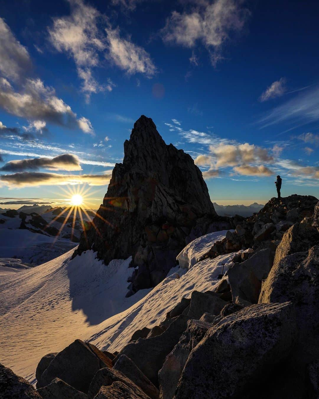 ジミー・チンさんのインスタグラム写真 - (ジミー・チンInstagram)「Happy #GlobalClimbingDay! Hope you all got out and got after it today. Thank you to @thenorthface for working towards bringing more diversity and inclusivity to the community we love so much. Join the conversation w my good friend @bookofsamuel at the link in my bio. #wallsaremeantforclimbing」8月23日 11時53分 - jimmychin