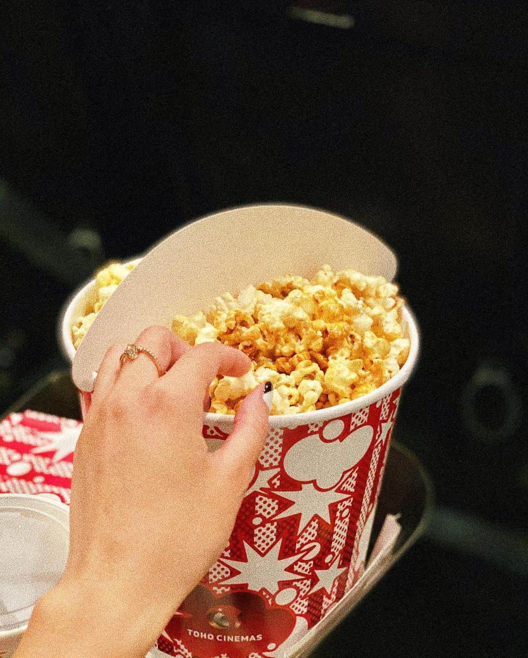 梅谷安里さんのインスタグラム写真 - (梅谷安里Instagram)「でっかいのん抱えて 映画にはポップコーン必須よね🍿 コンフィデンスマンJP今回も面白すぎた♥️🤤 #レイトショー #popcorn#movie#映画館 #コンフィデンスマンjp」8月23日 22時49分 - anriworld